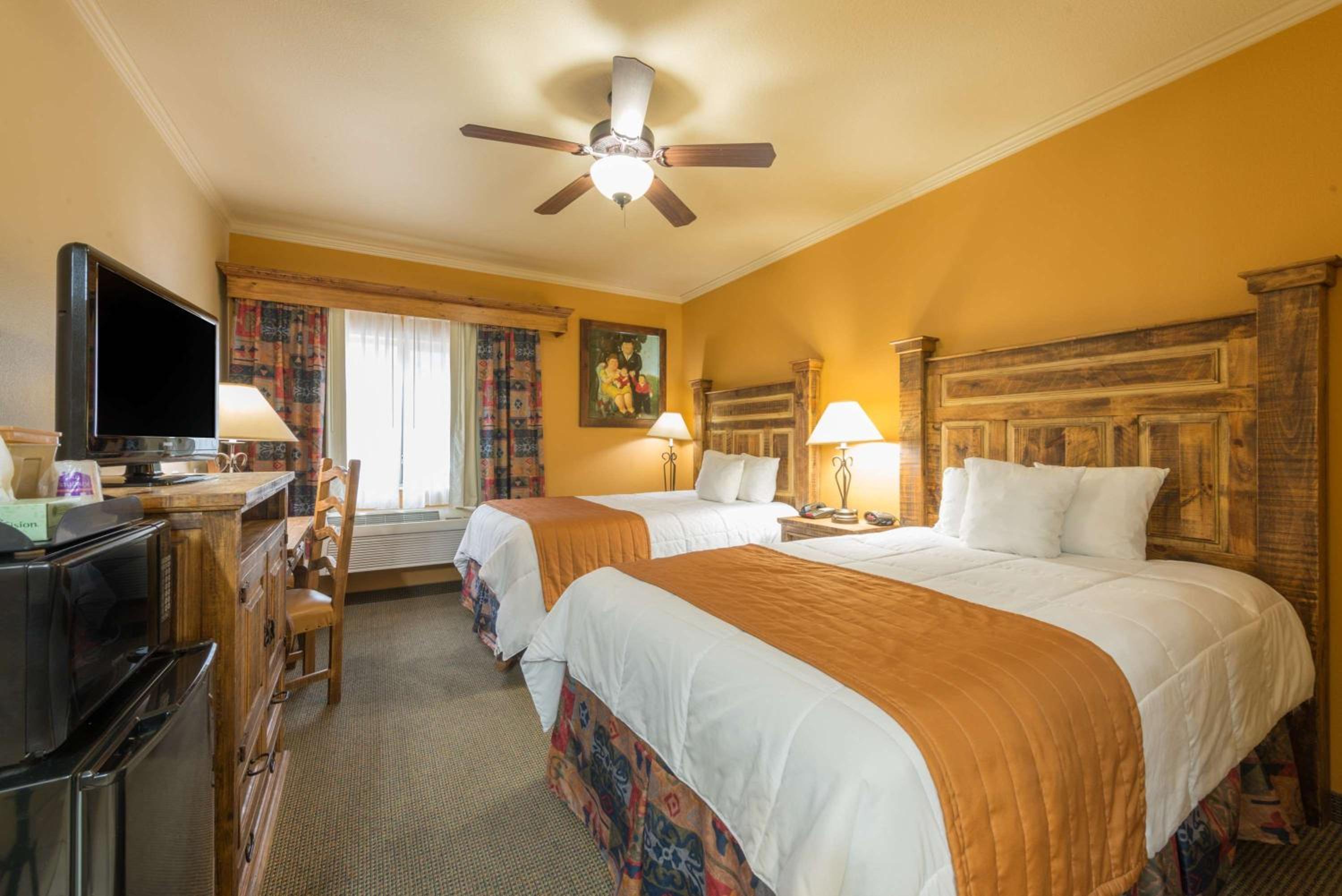 Standard Queen Room with Two Queen Beds - Non Smoking  - Photo 3
