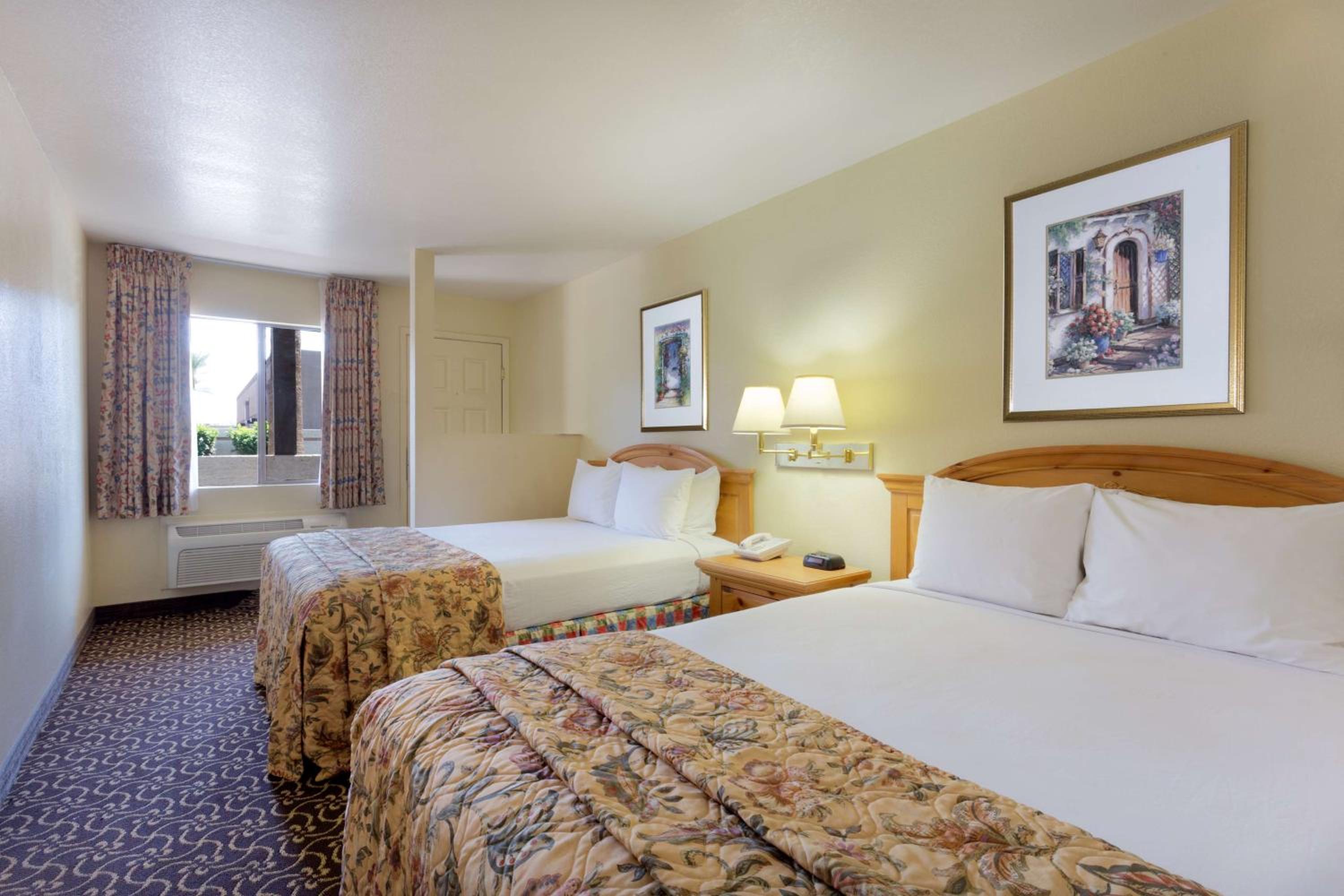 One-Bedroom Suite with Two Queen Beds - Smoking photo 2