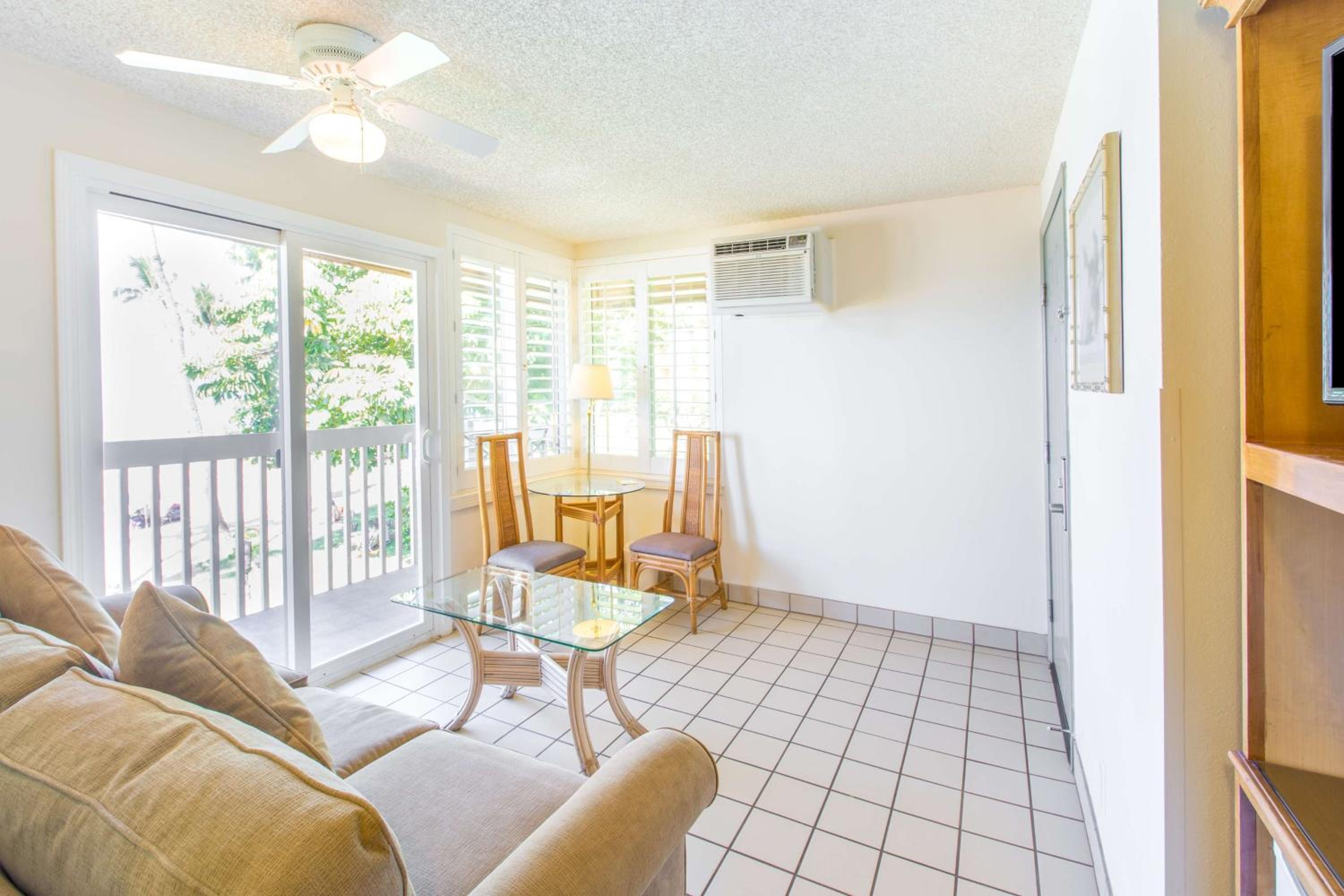 One-Bedroom Suite with Queen Bed and Ocean View - Non-Smoking - Photo 4