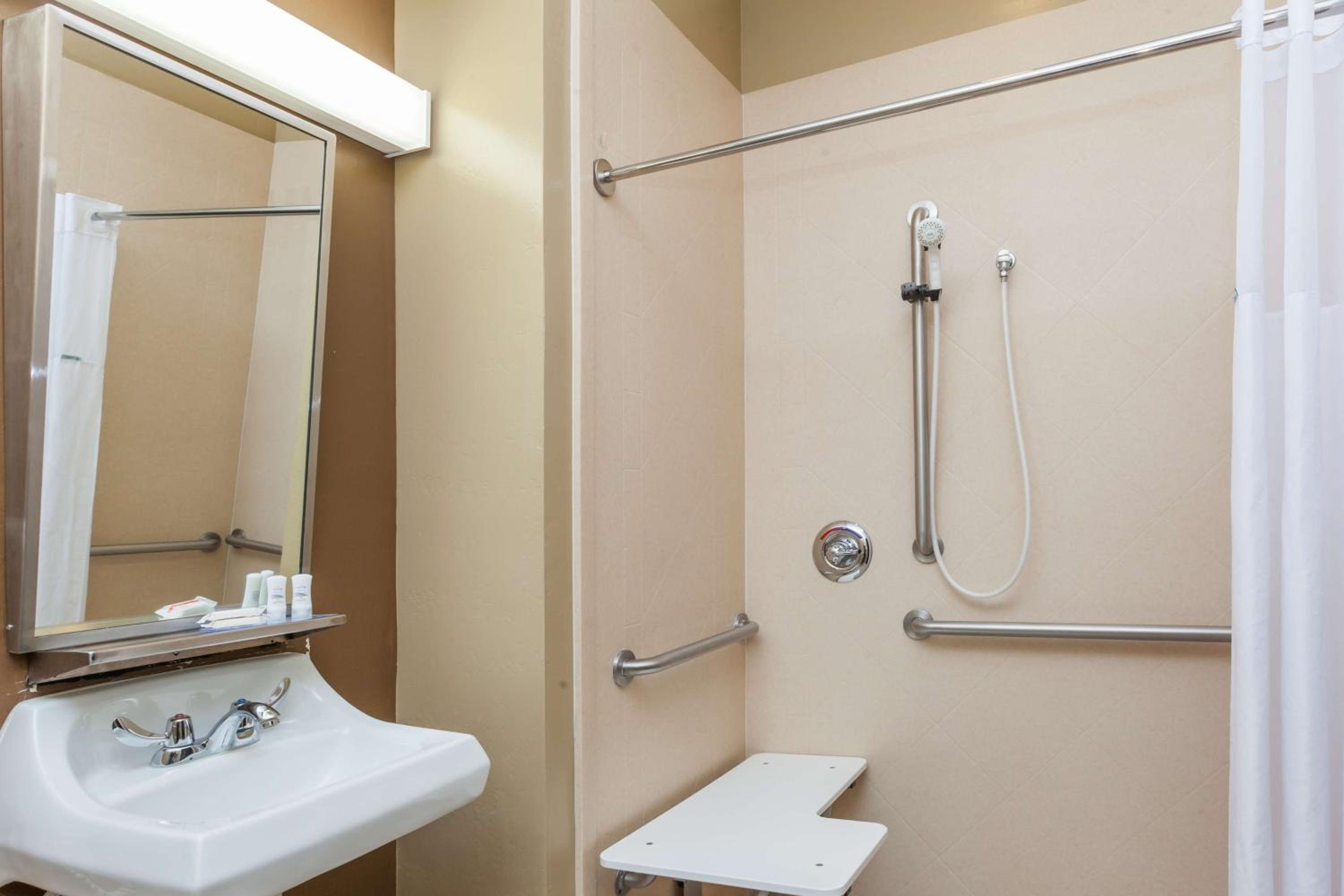 Queen Room - Disability Access- Non-Smoking - Photo 2