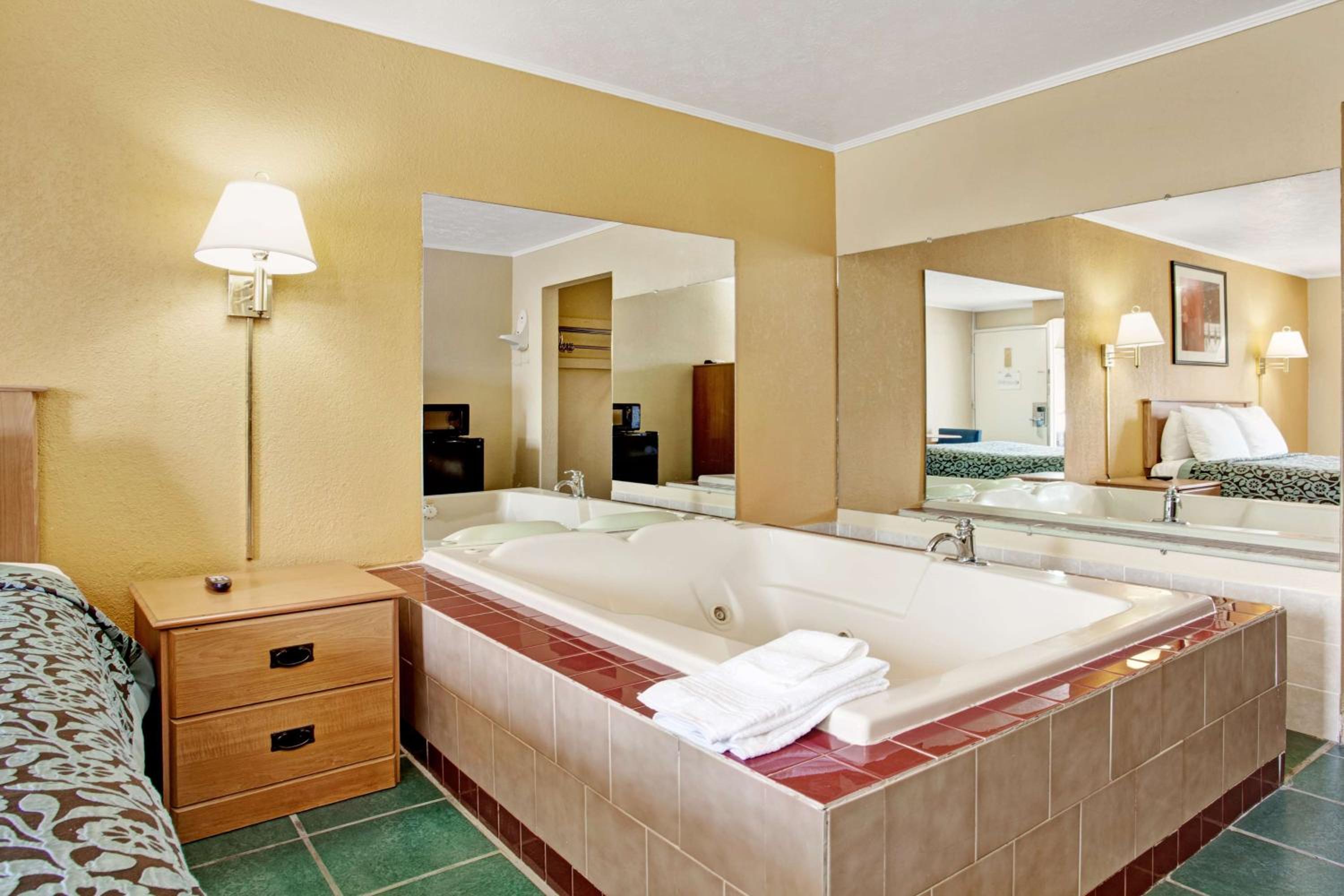 Deluxe Queen Room with Spa Bath - Non-Smoking - Photo 6