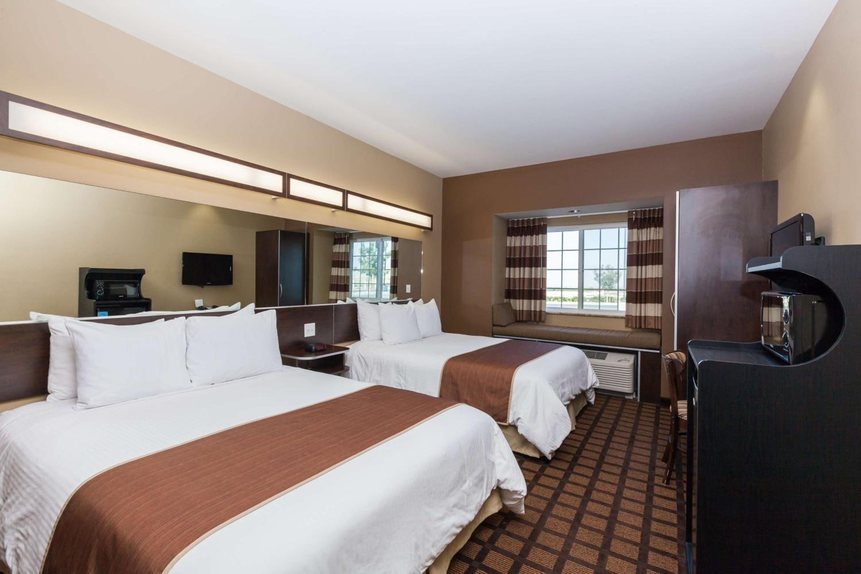 Queen Room with Two Queen Beds - Non-Smoking - Photo 3
