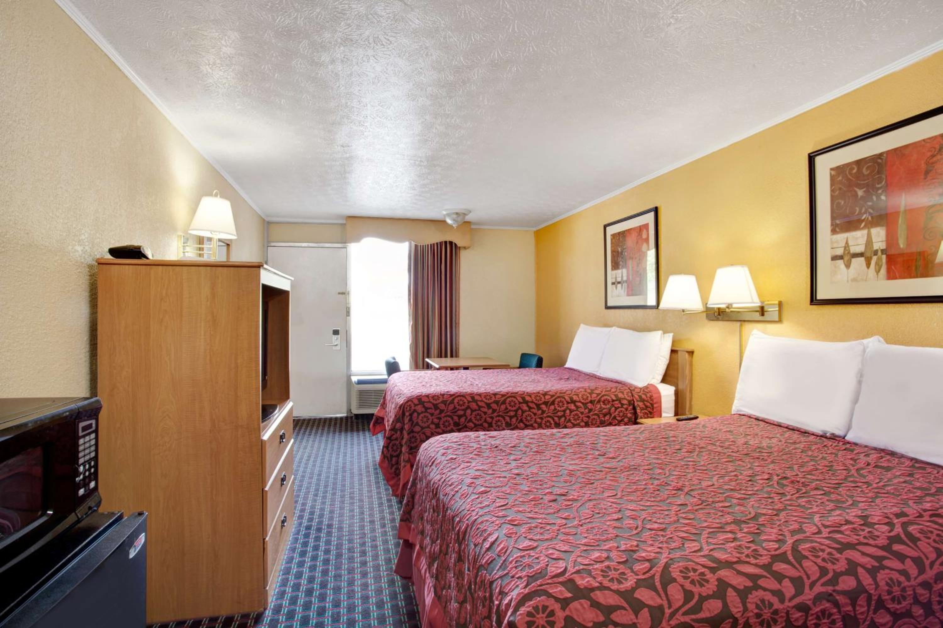 Double Room with Two Double Beds - Smoking - Photo 2