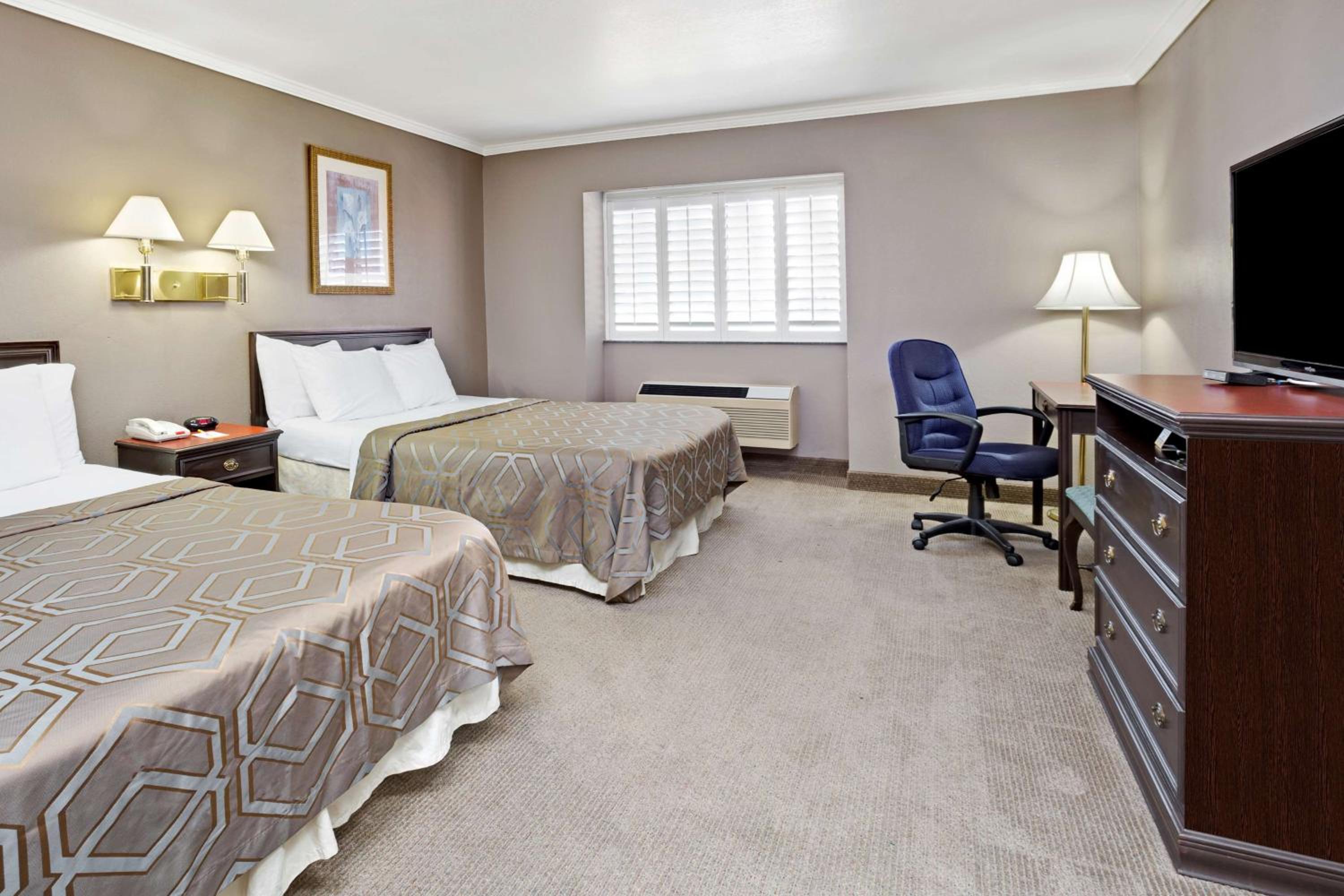 Queen Room with Two Queen Beds - Pet Friendly/Non-Smoking - Photo 2
