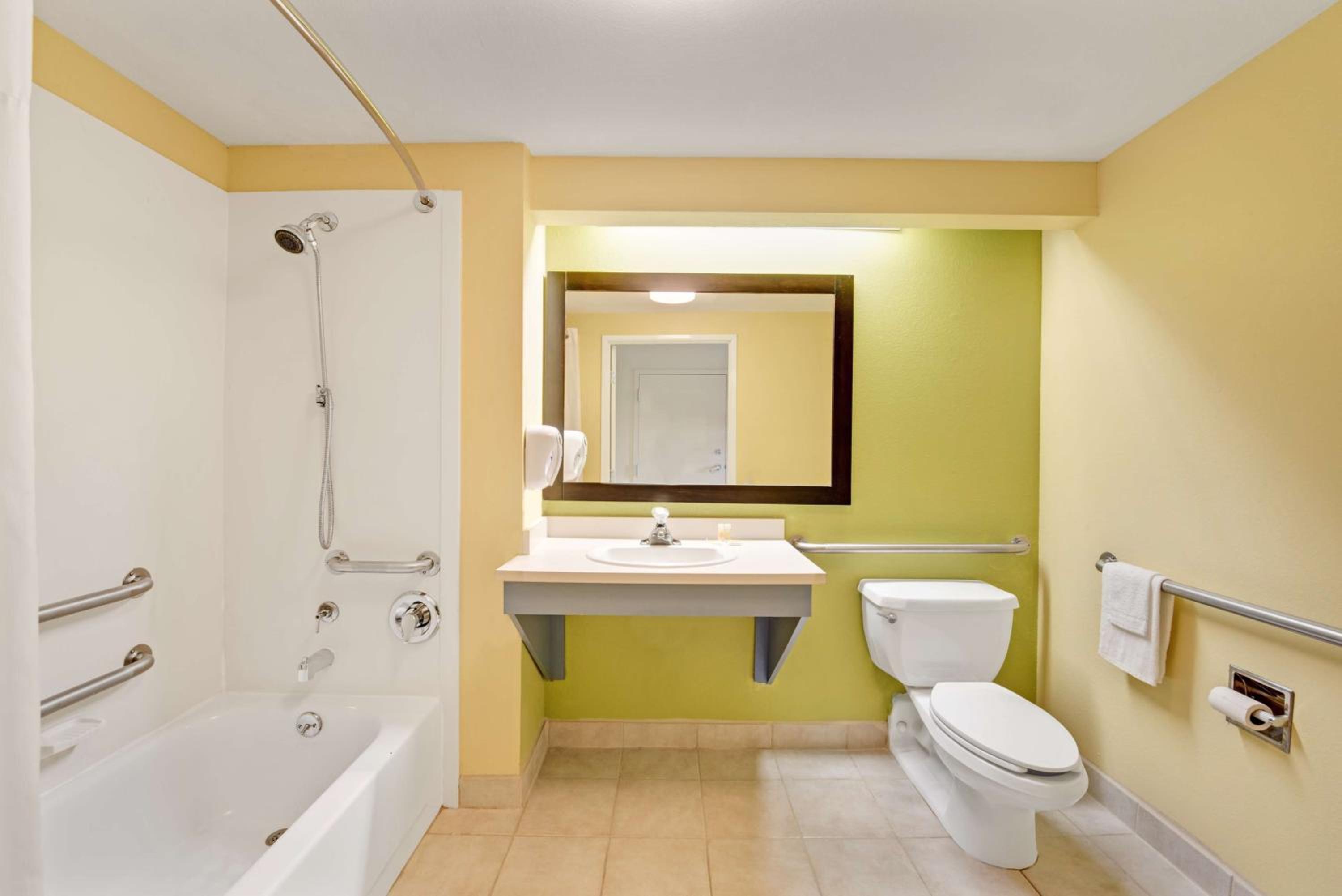 King Room - Non-Smoking - Photo 2