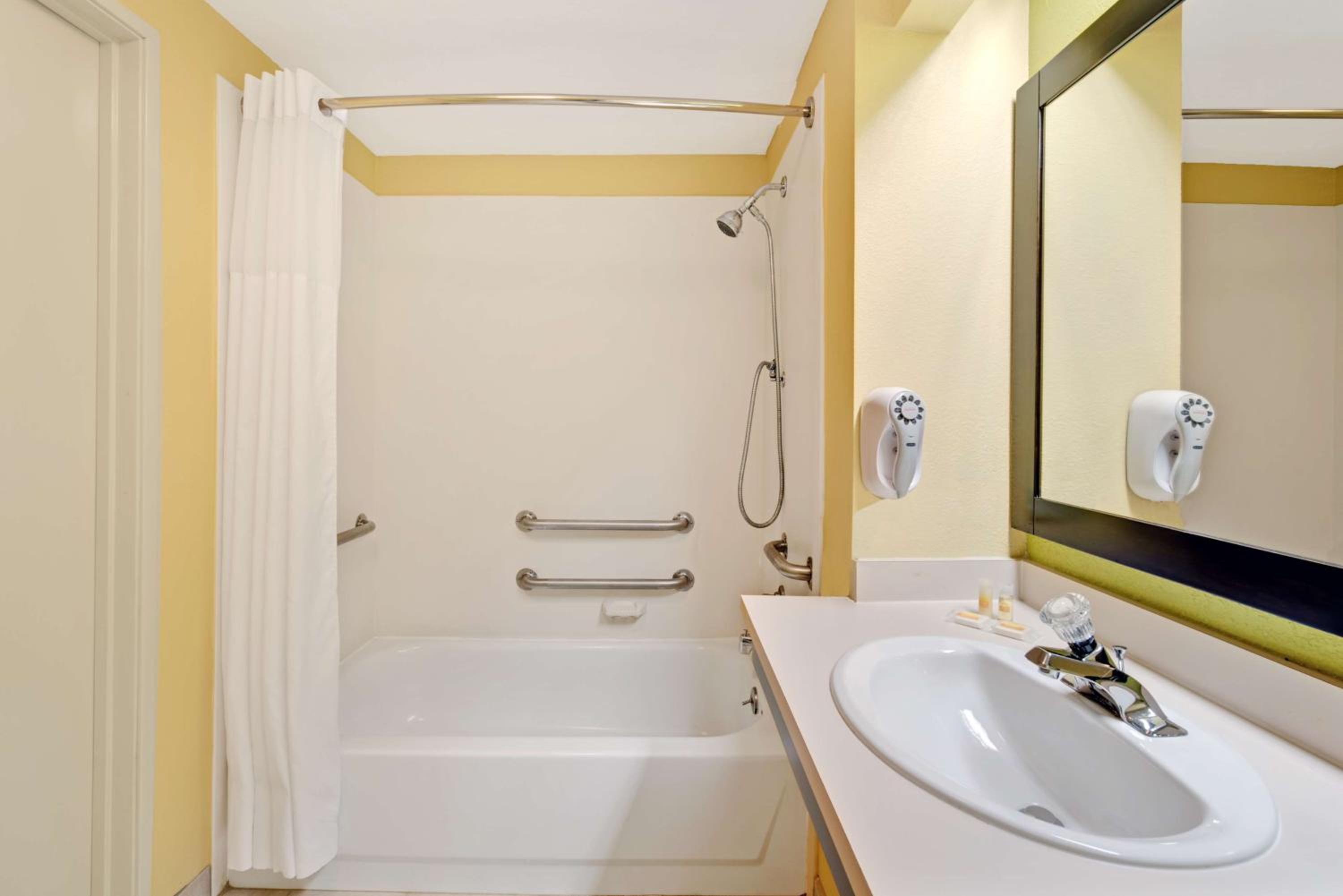 King Room - Non-Smoking - Photo 8