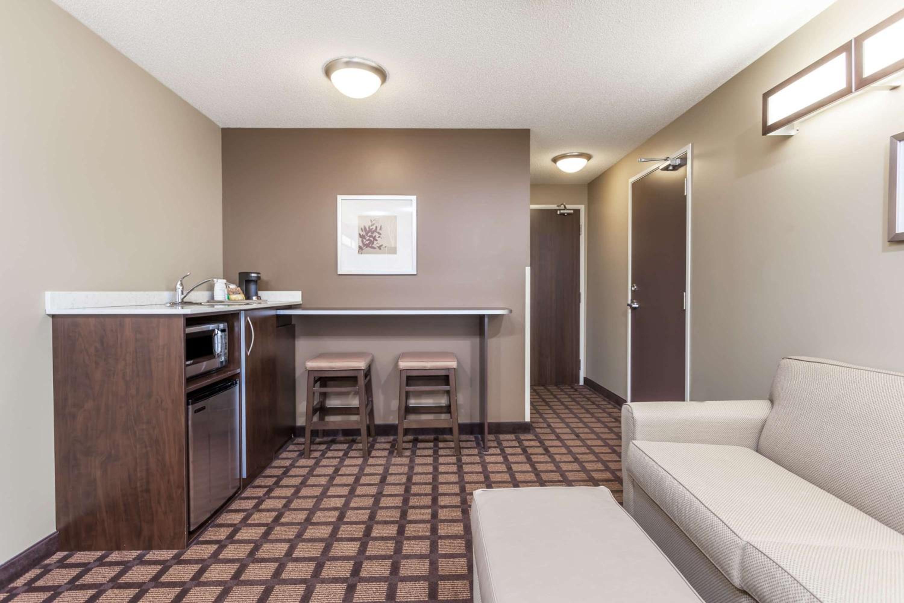 Queen Suite - Non-Smoking photo 3