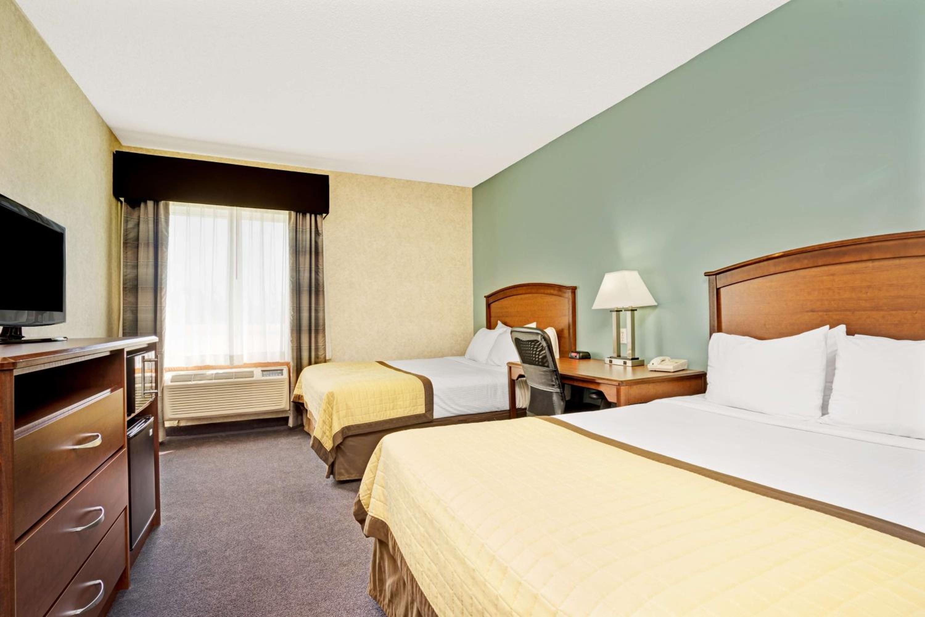 Queen Room with Two Queen Beds - Non-Smoking - Photo 1