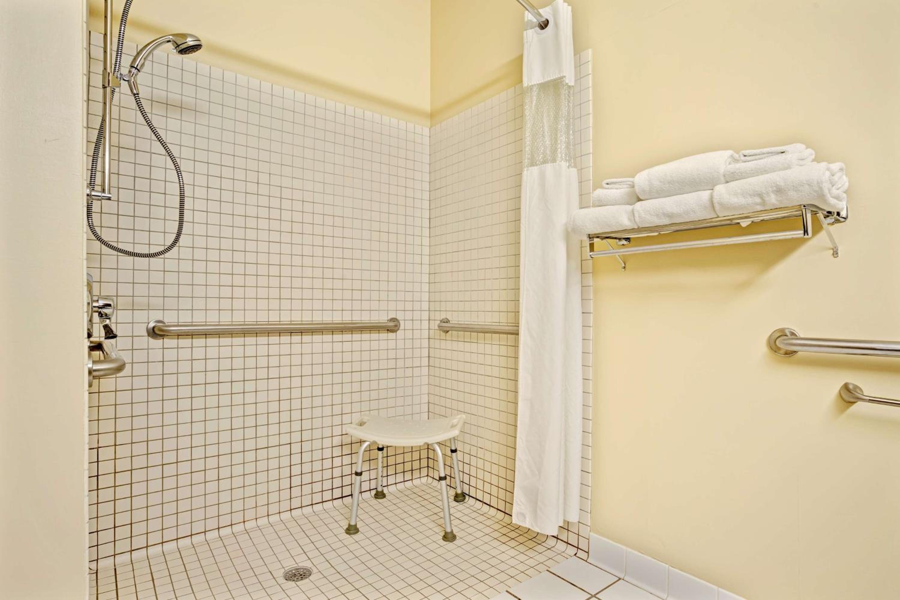 Queen Room with Two Queen Beds - Disability Access/Non-Smoking - Photo 3
