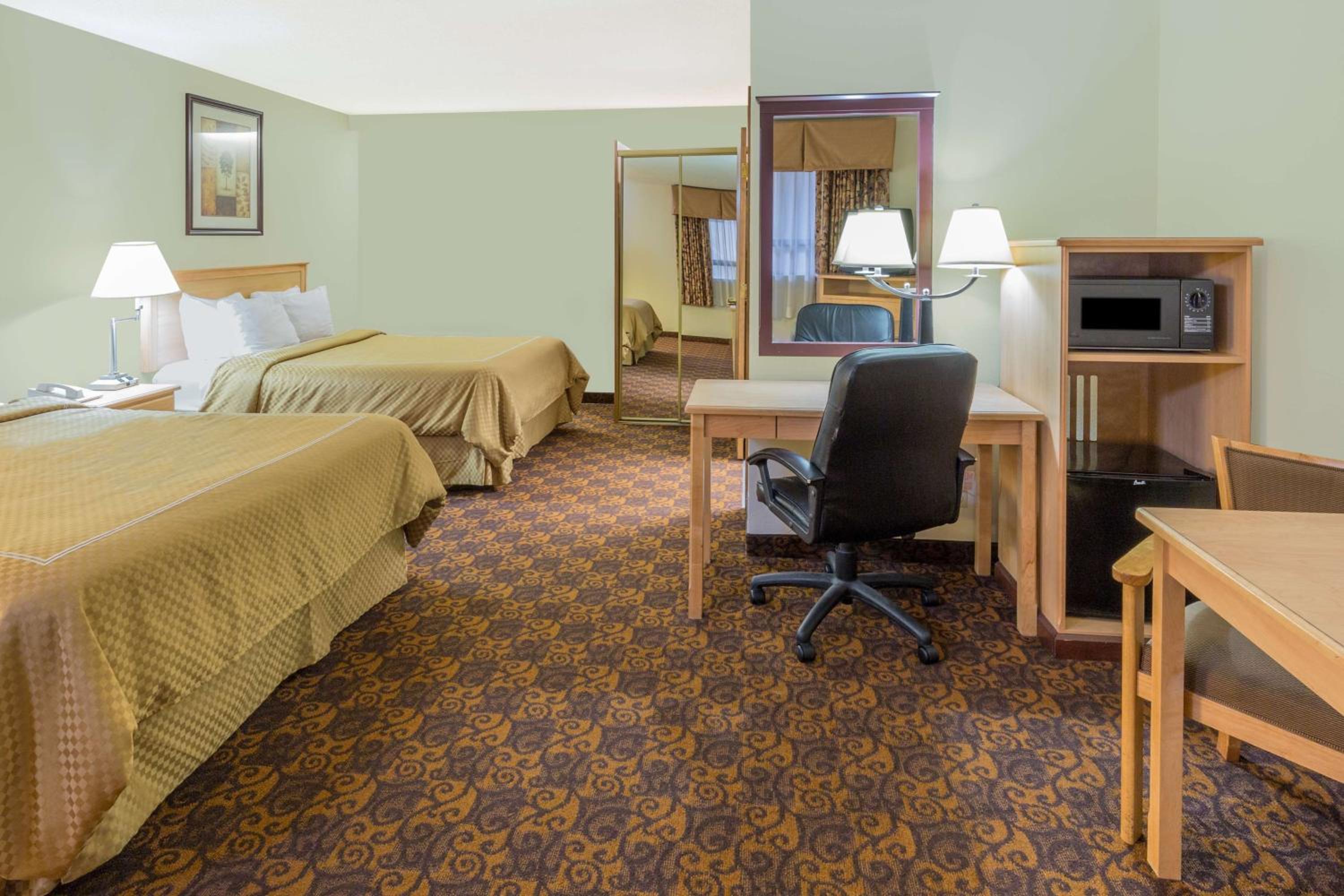 Queen Room with Two Queen Beds - Mobility Accessible/Pet Friendly/Non-Smoking - Photo 4