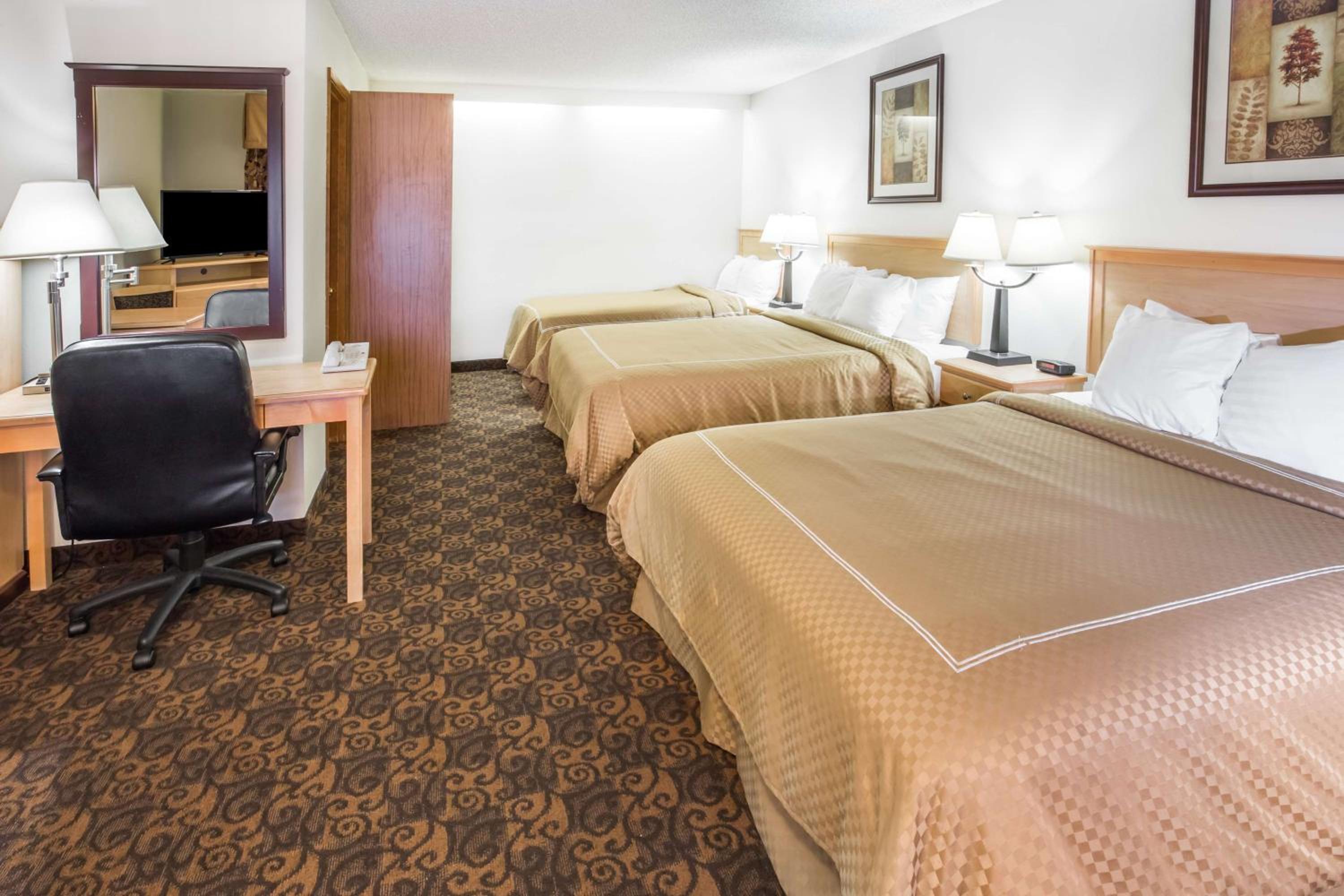 Triple Suite - Pet Friendly/Non-Smoking - Photo 1
