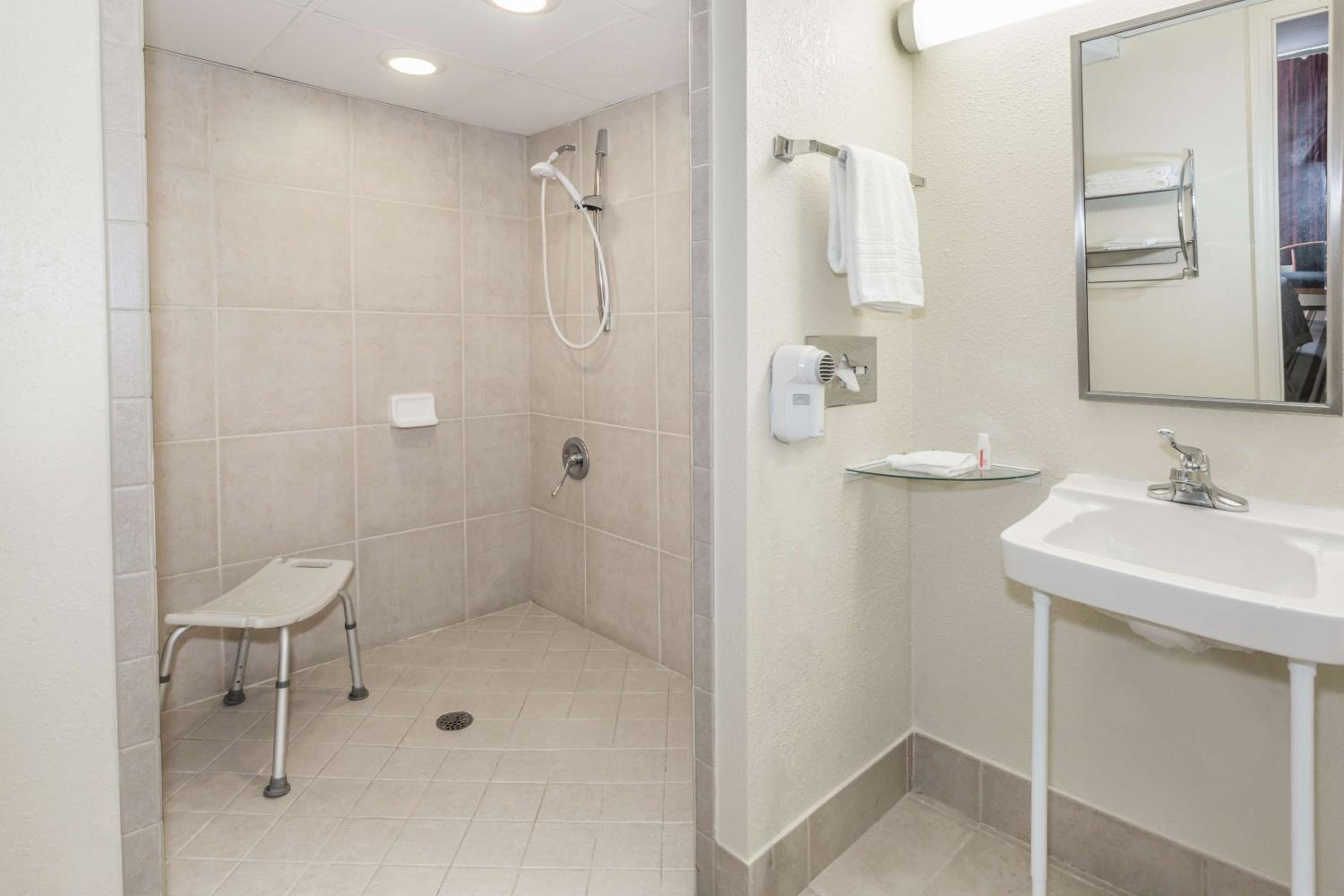King Room - Mobility Access/Non-Smoking - Photo 4
