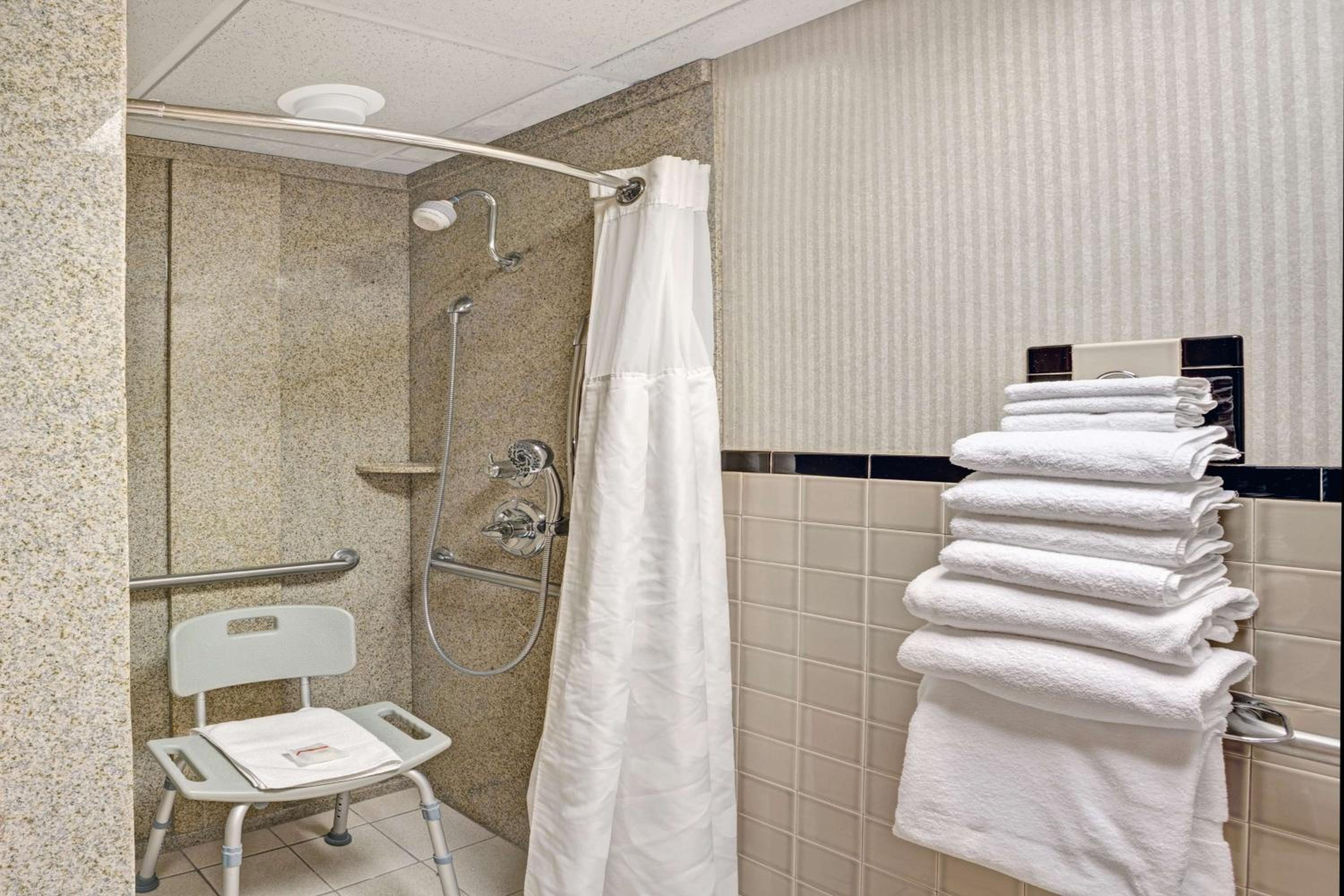 Double Room with Two Double Beds - Mobility Access/Non-Smoking photo 2