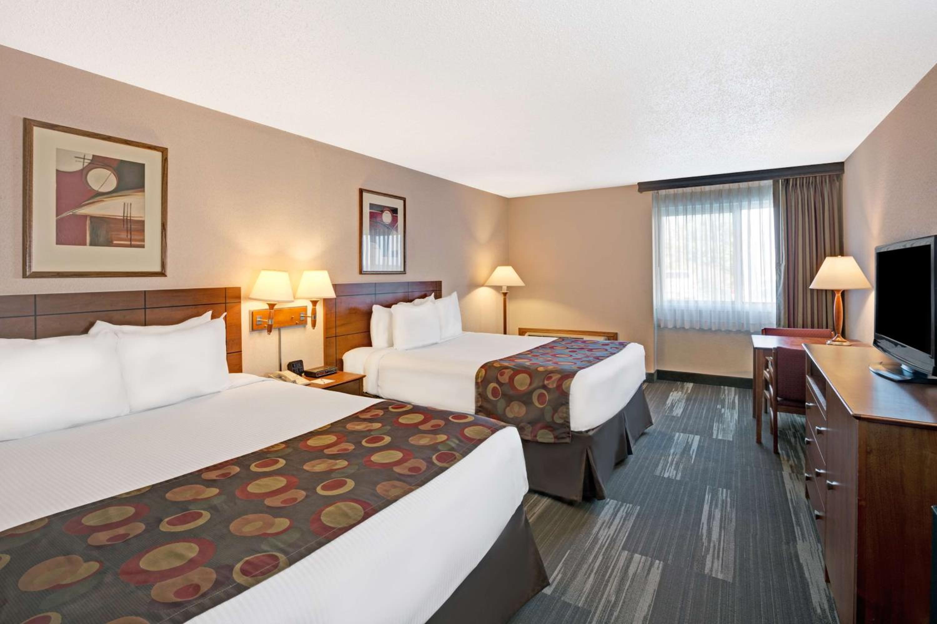 Queen Room with Two Queen Beds - Pet Friendly/Non-Smoking photo 1