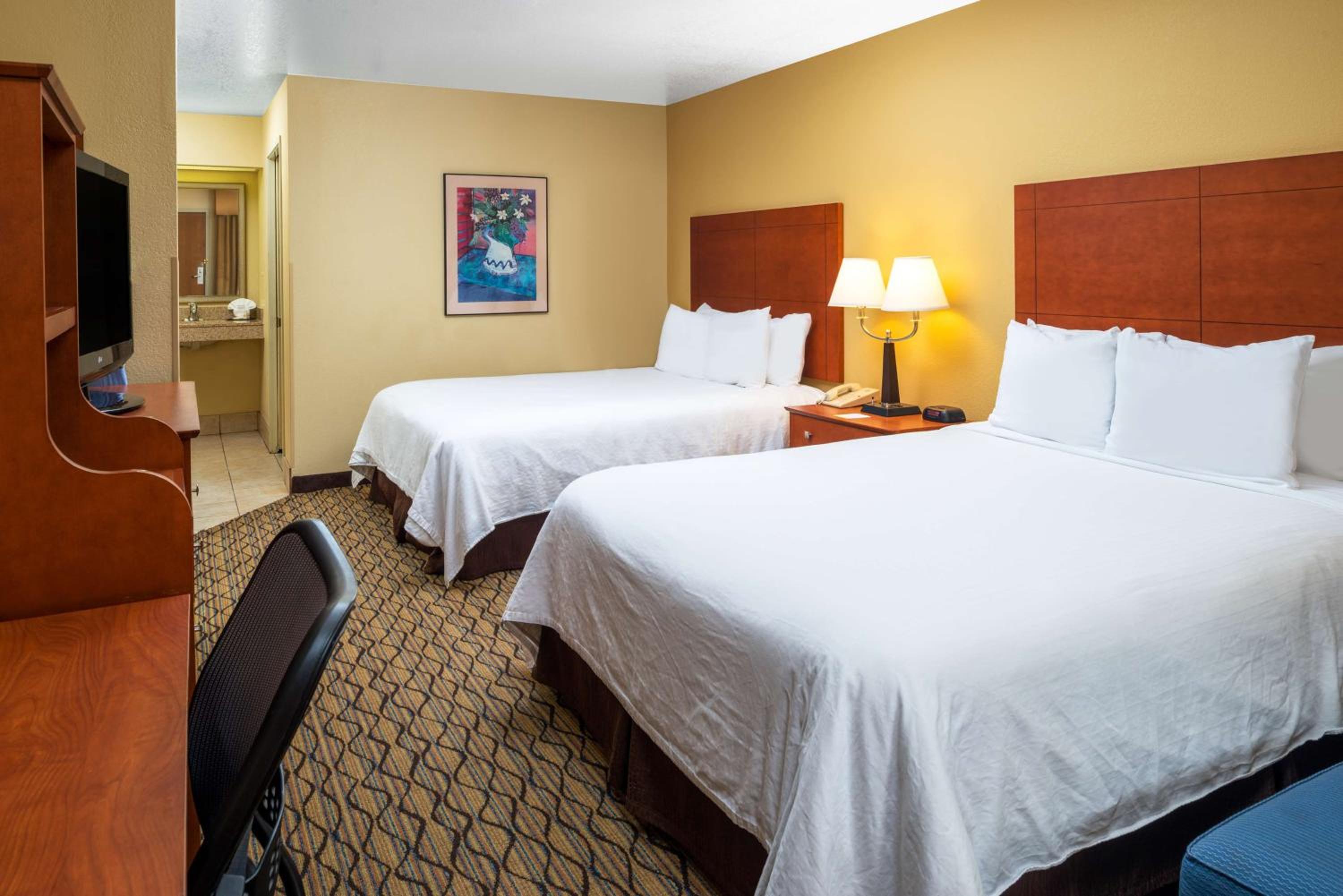 Standard Queen Room With Two Queen Beds - Non Smoking  photo 1