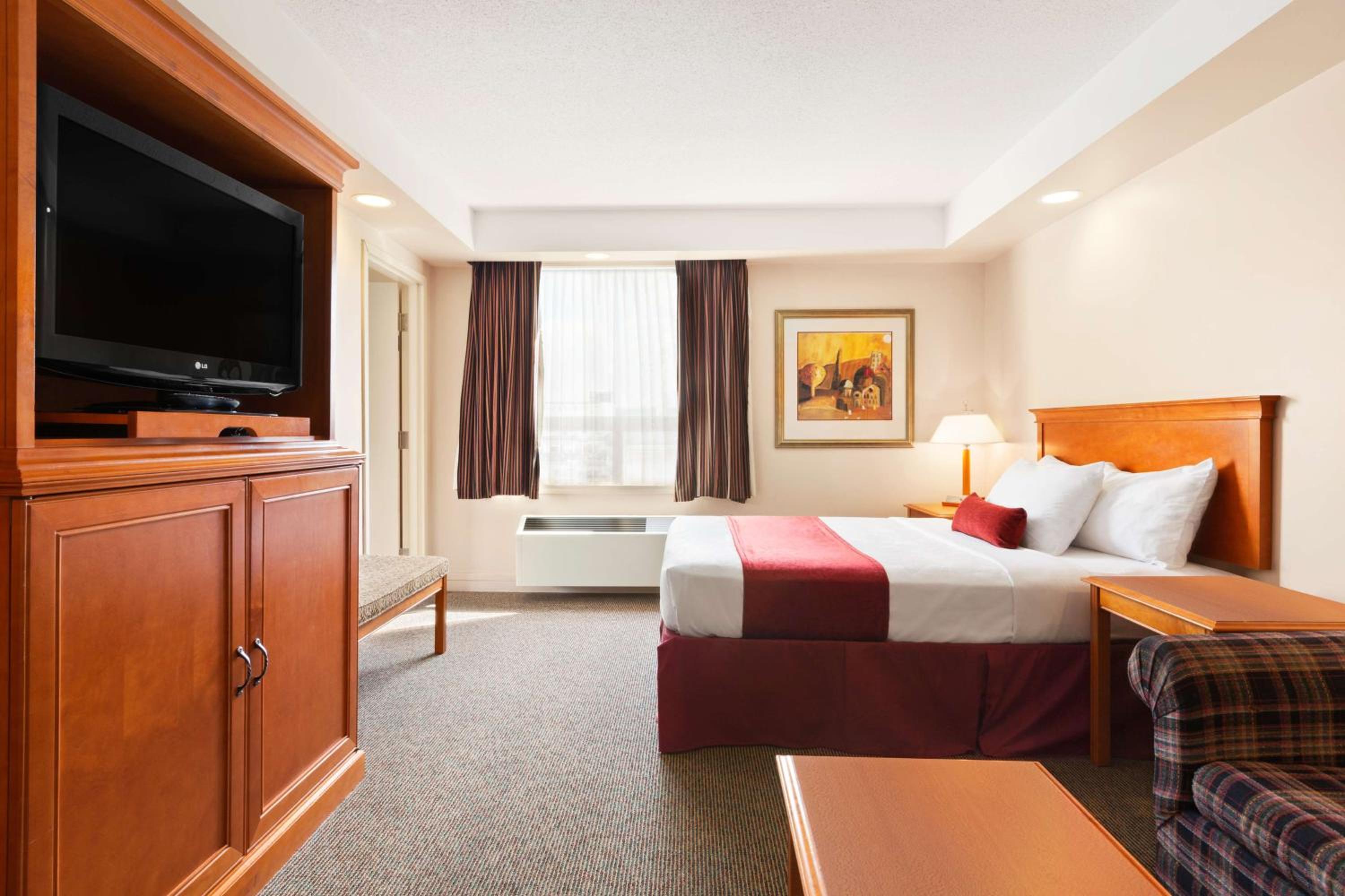 One-Bedroom Suite with One King Bed and One Queen Bed- Non-Smoking photo 1