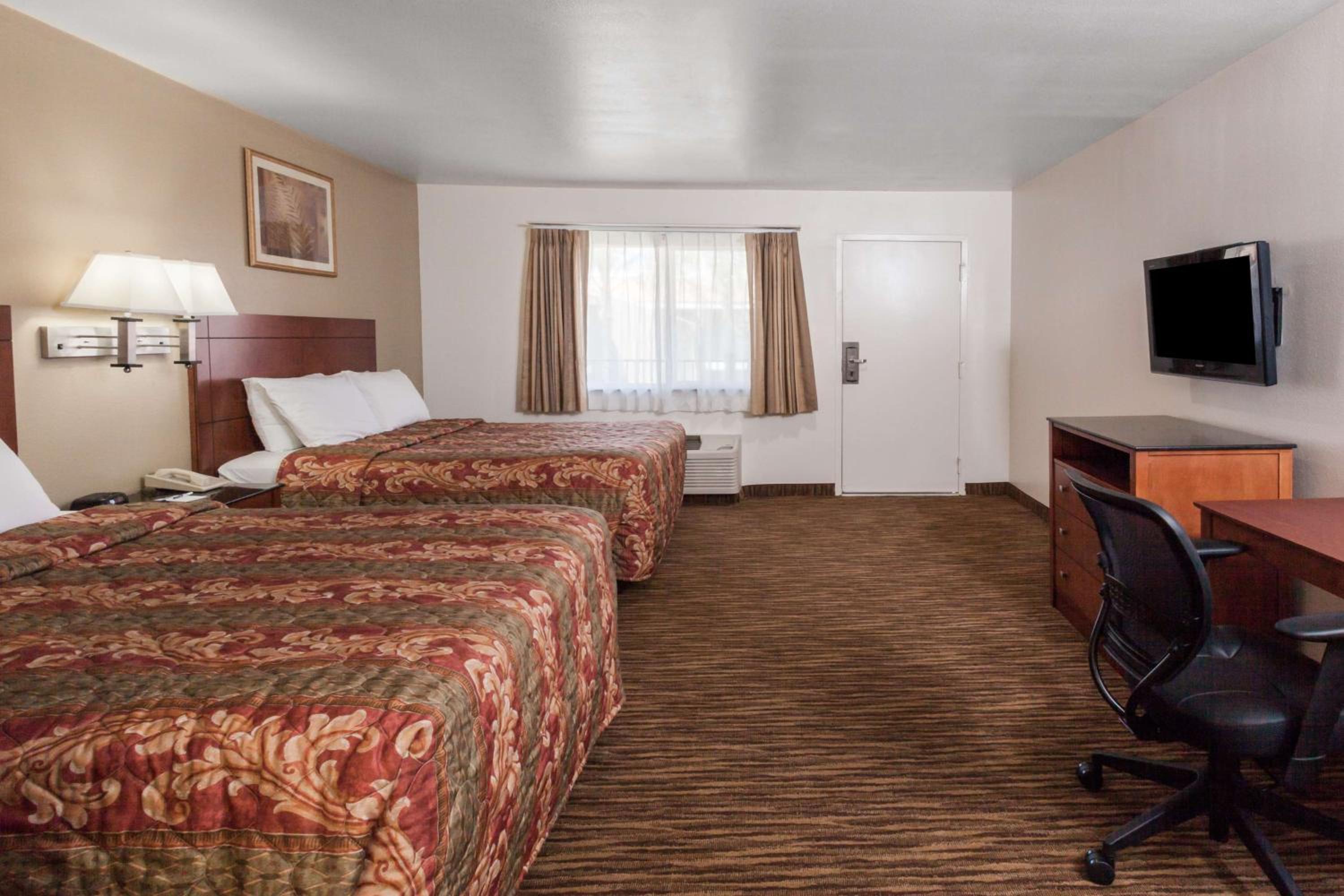 Queen Room with Two Queen Beds - Non-Smoking - Photo 1