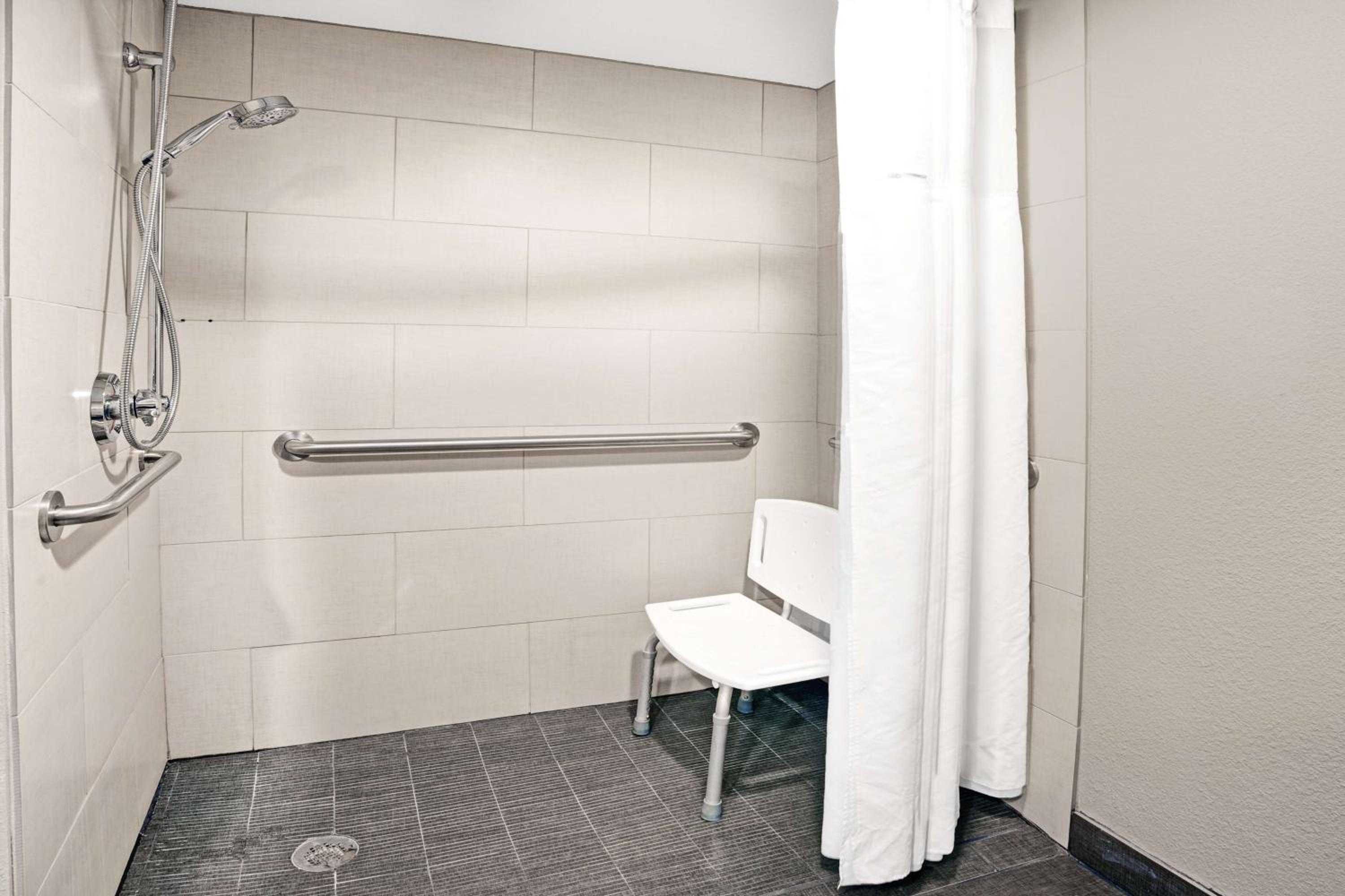 Queen Room With Two Queen Beds And Bath Tub - Mobility/Hearing Accessible - Non-Smoking - Photo 3
