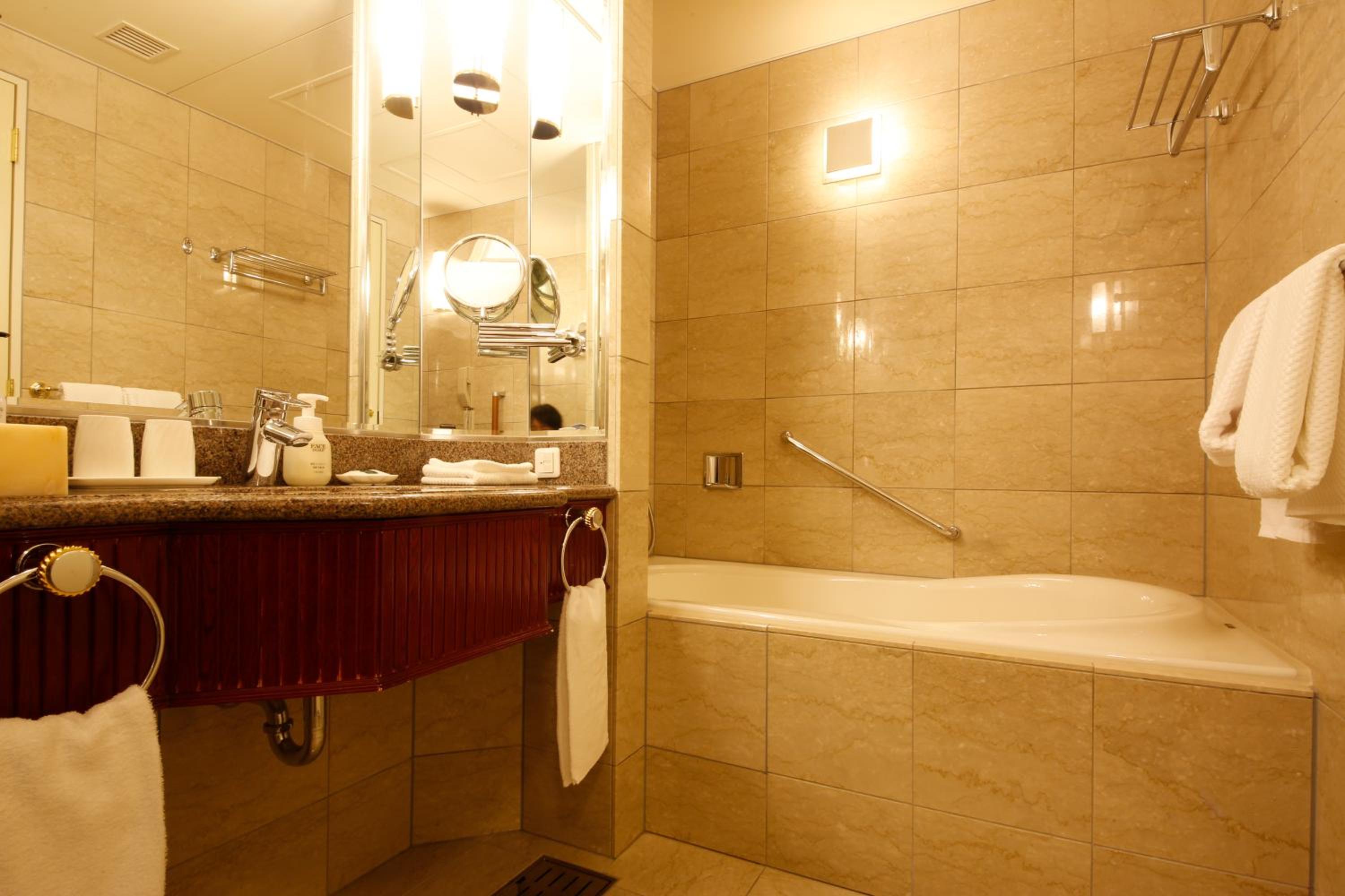 Deluxe Twin Room - 2 Small Double Beds - Non-Smoking - Main Wing - Photo 1