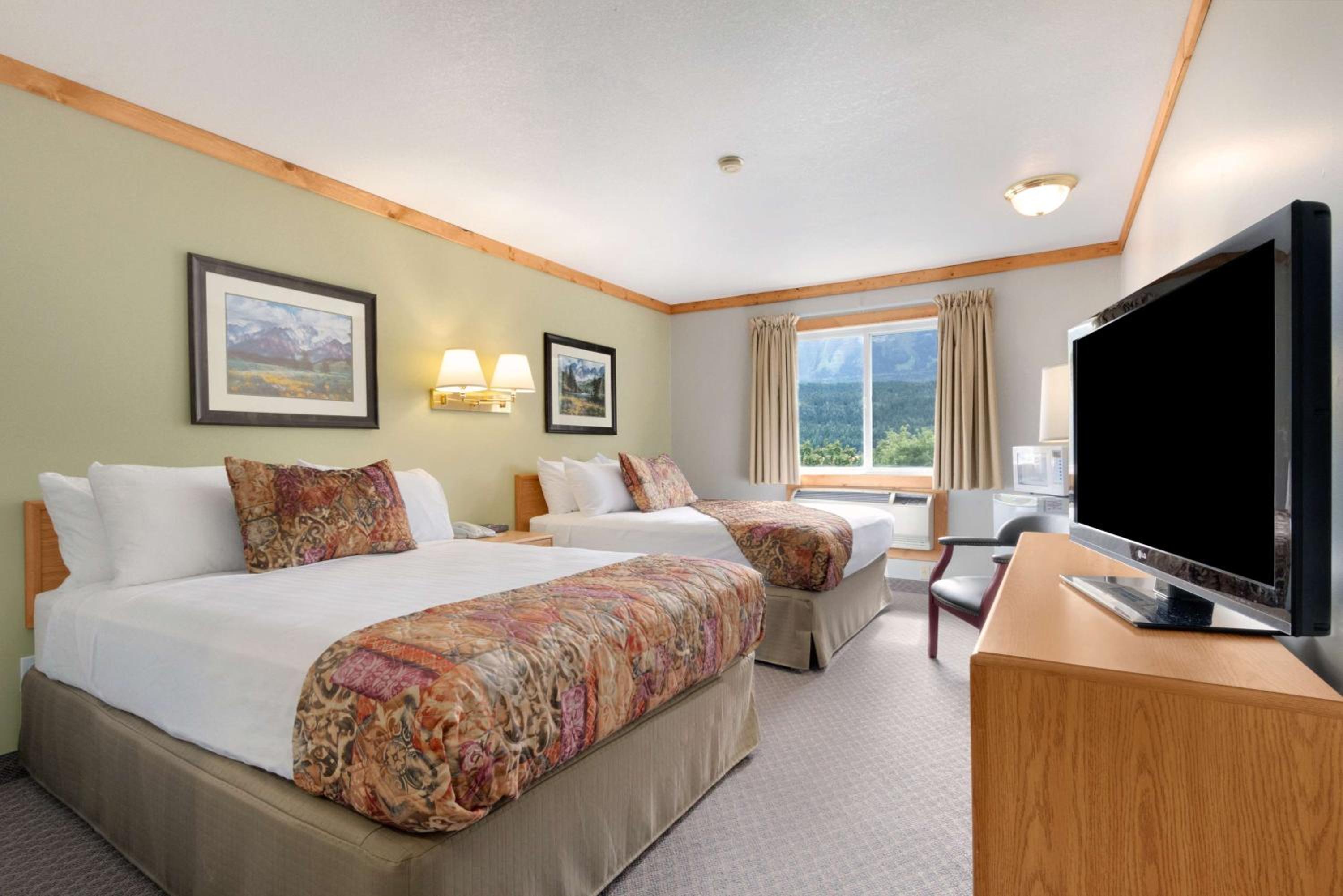 Queen Room with Two Queen Beds - Ground Floor/Non-Smoking - Photo 1
