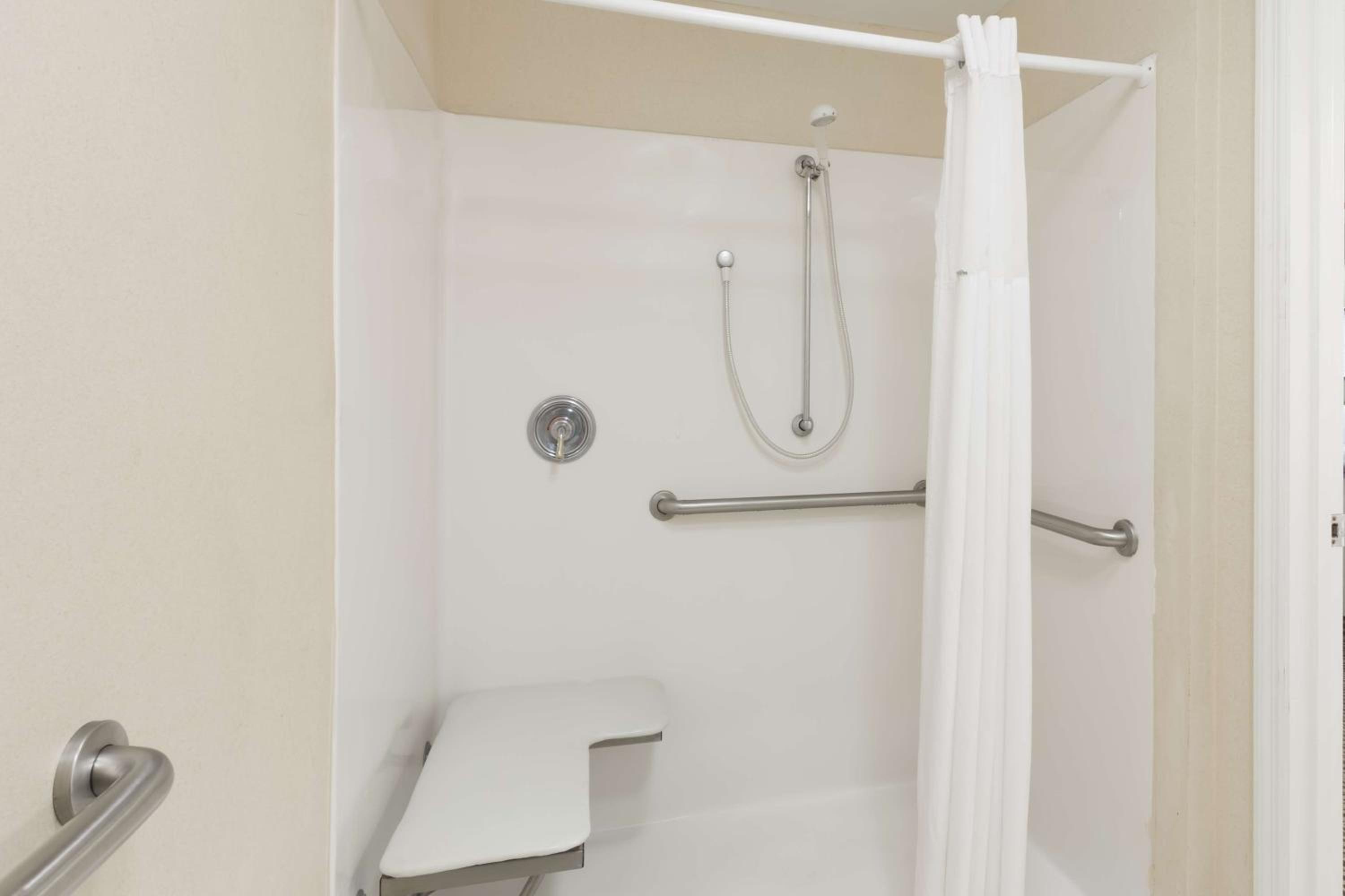 Deluxe Double Room with Two Double Beds - Disability Access - Non-Smoking - Photo 7