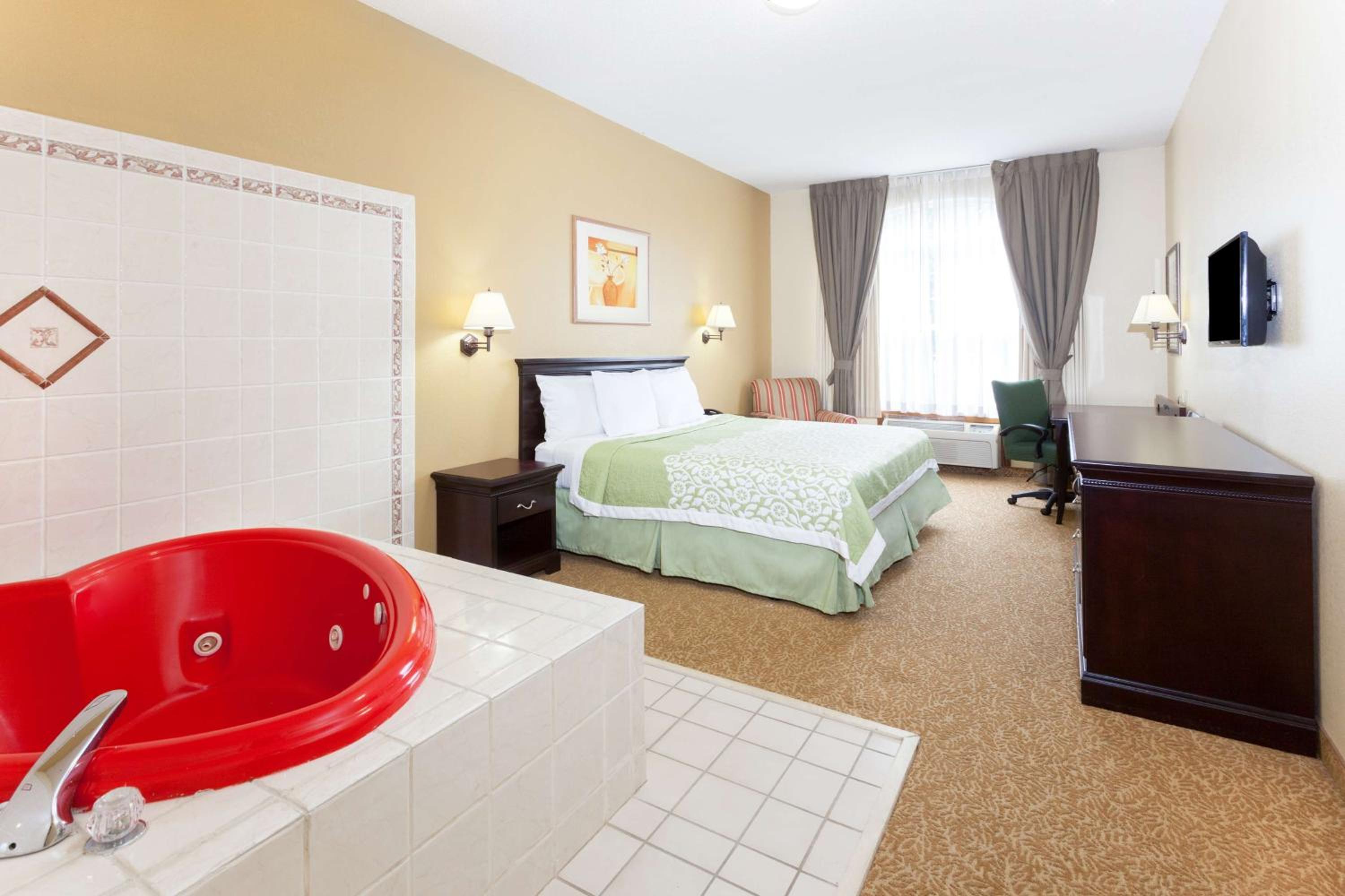 One-Bedroom King Suite - Non-Smoking - Photo 4