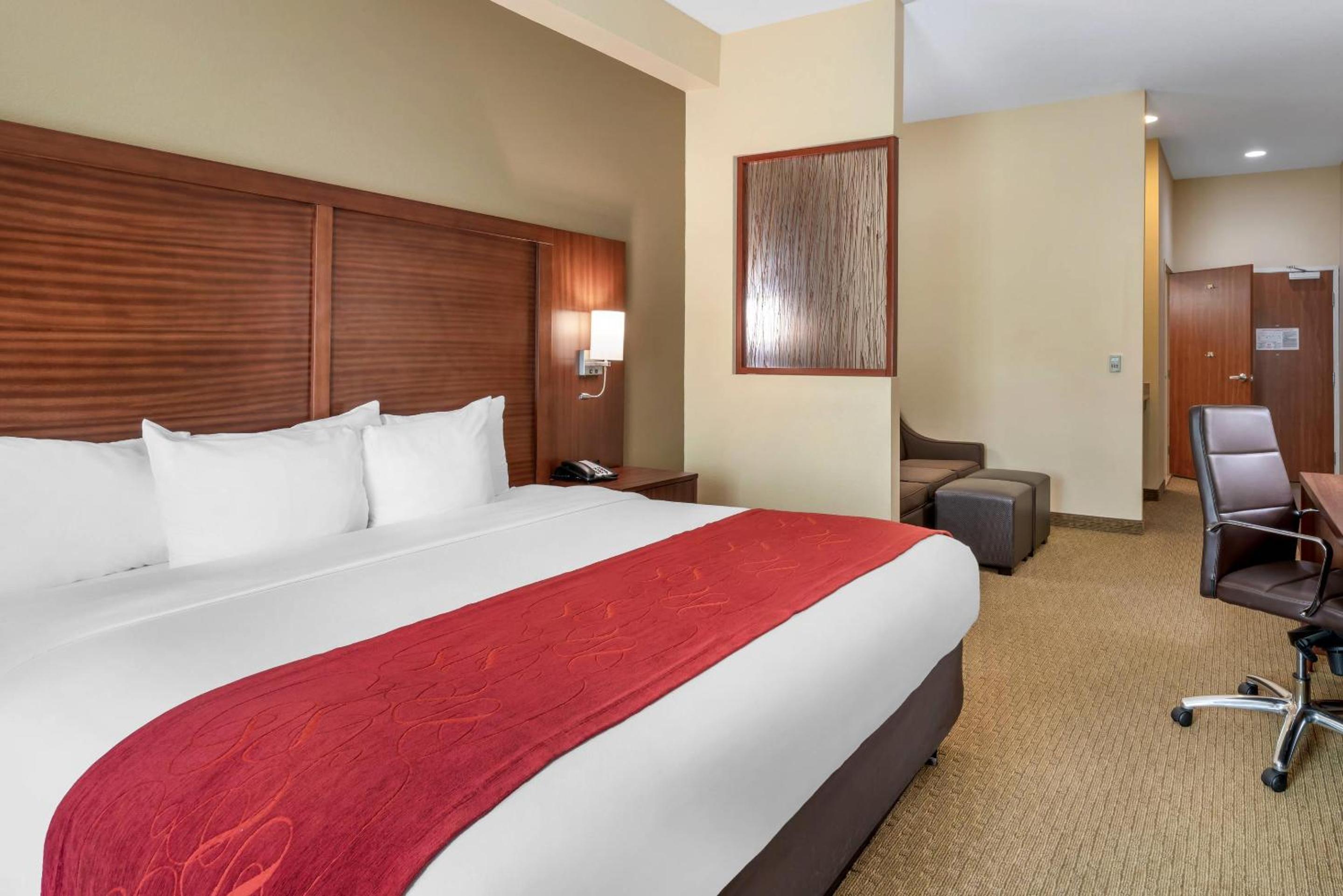 King Suite - Accessible/Non-Smoking - Photo 4