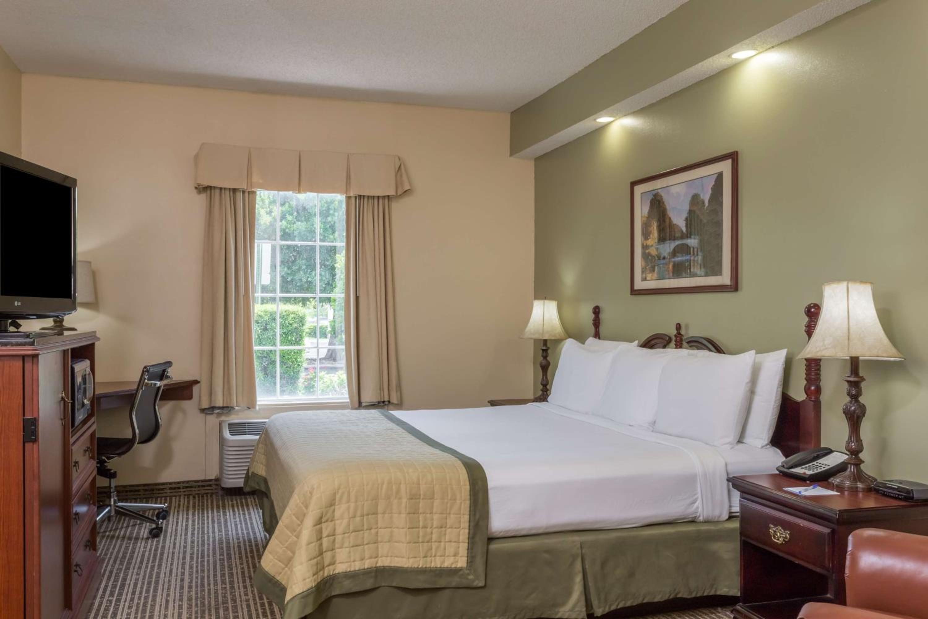 King Room - Non-Smoking - Photo 4