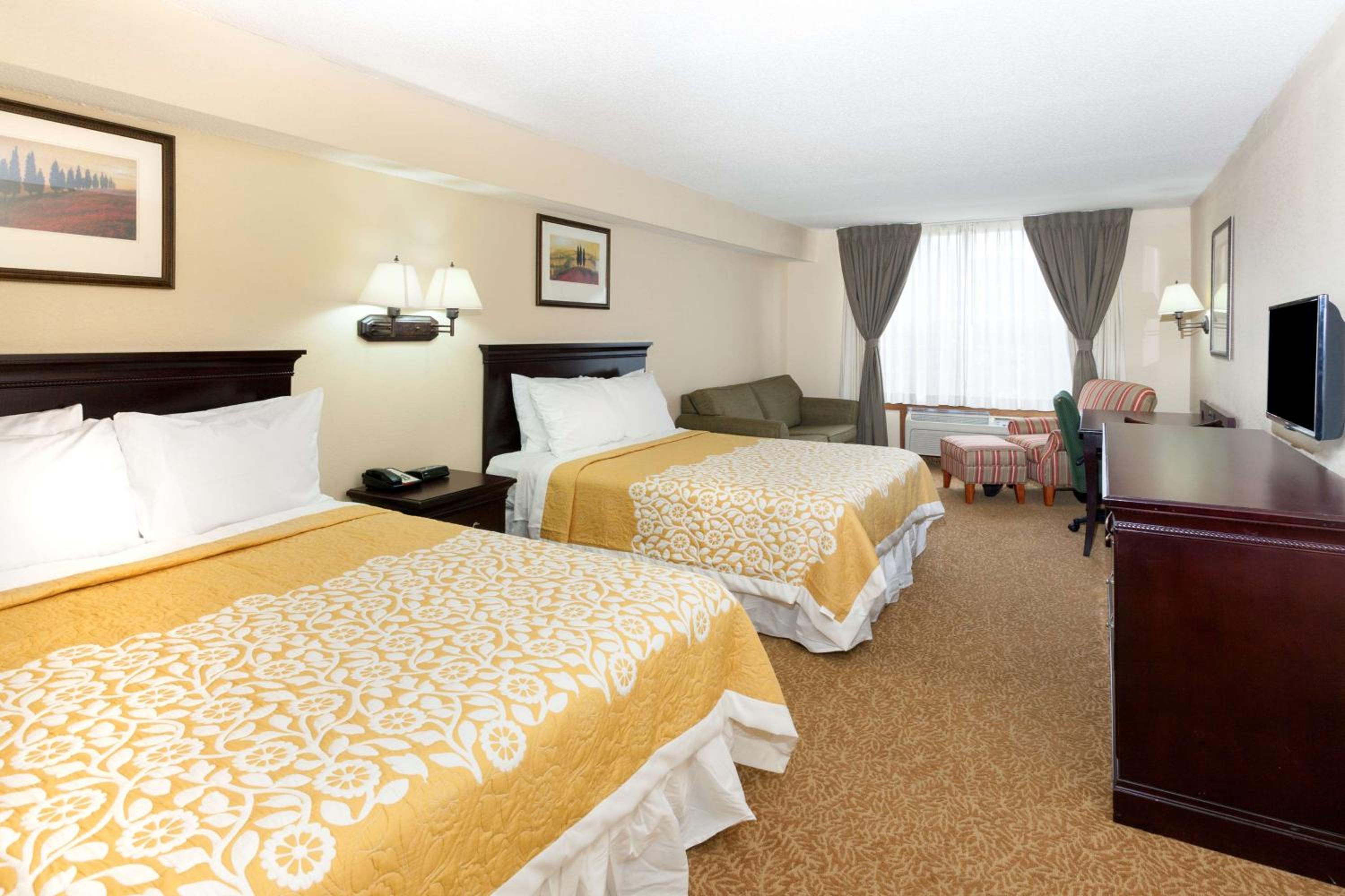 Queen Room with Two Queen Beds - Smoking - Photo 15