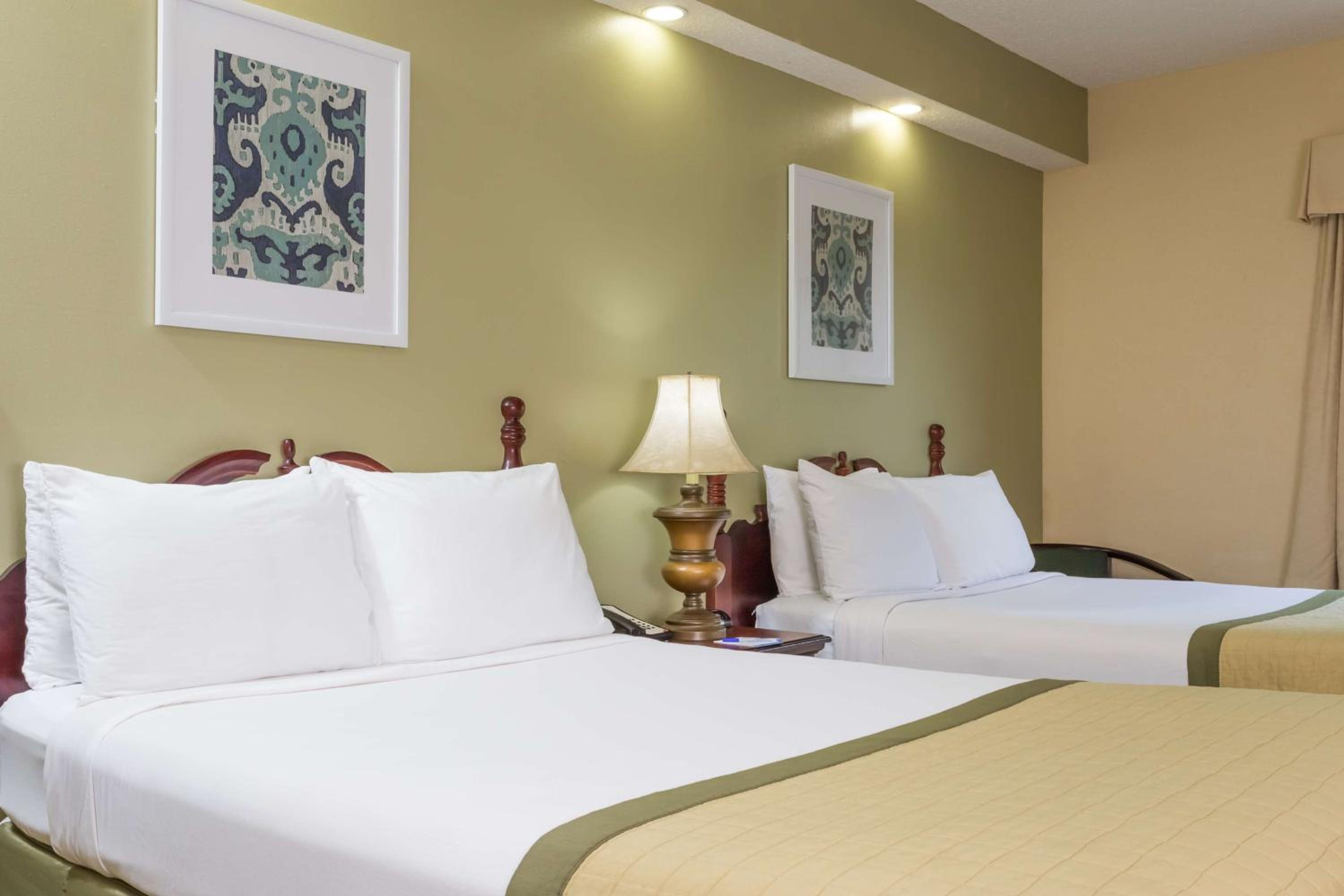 Double Room with Two Double Beds - Non-Smoking - Photo 2