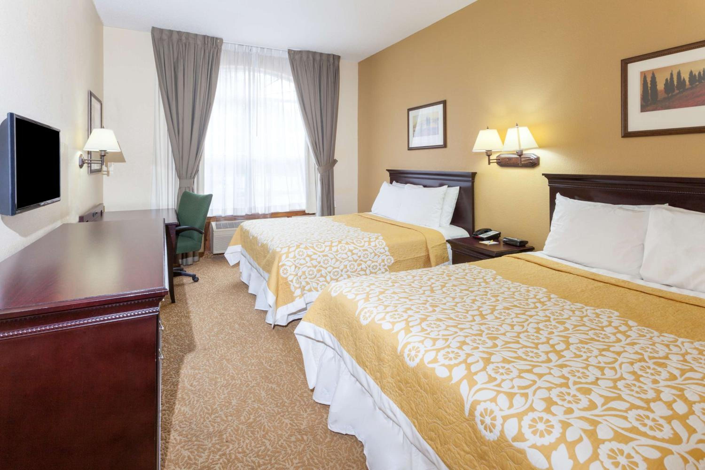 Queen Room with Two Queen Beds - Smoking - Photo 19