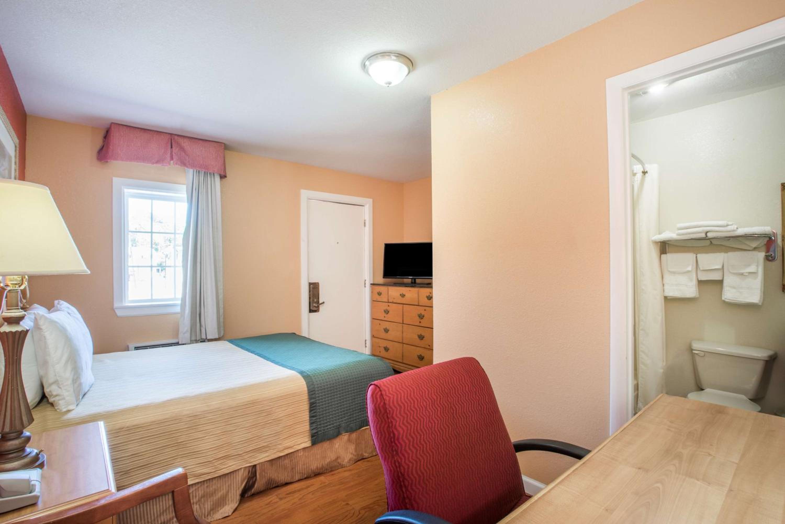 Queen Room - Non-Smoking photo 1