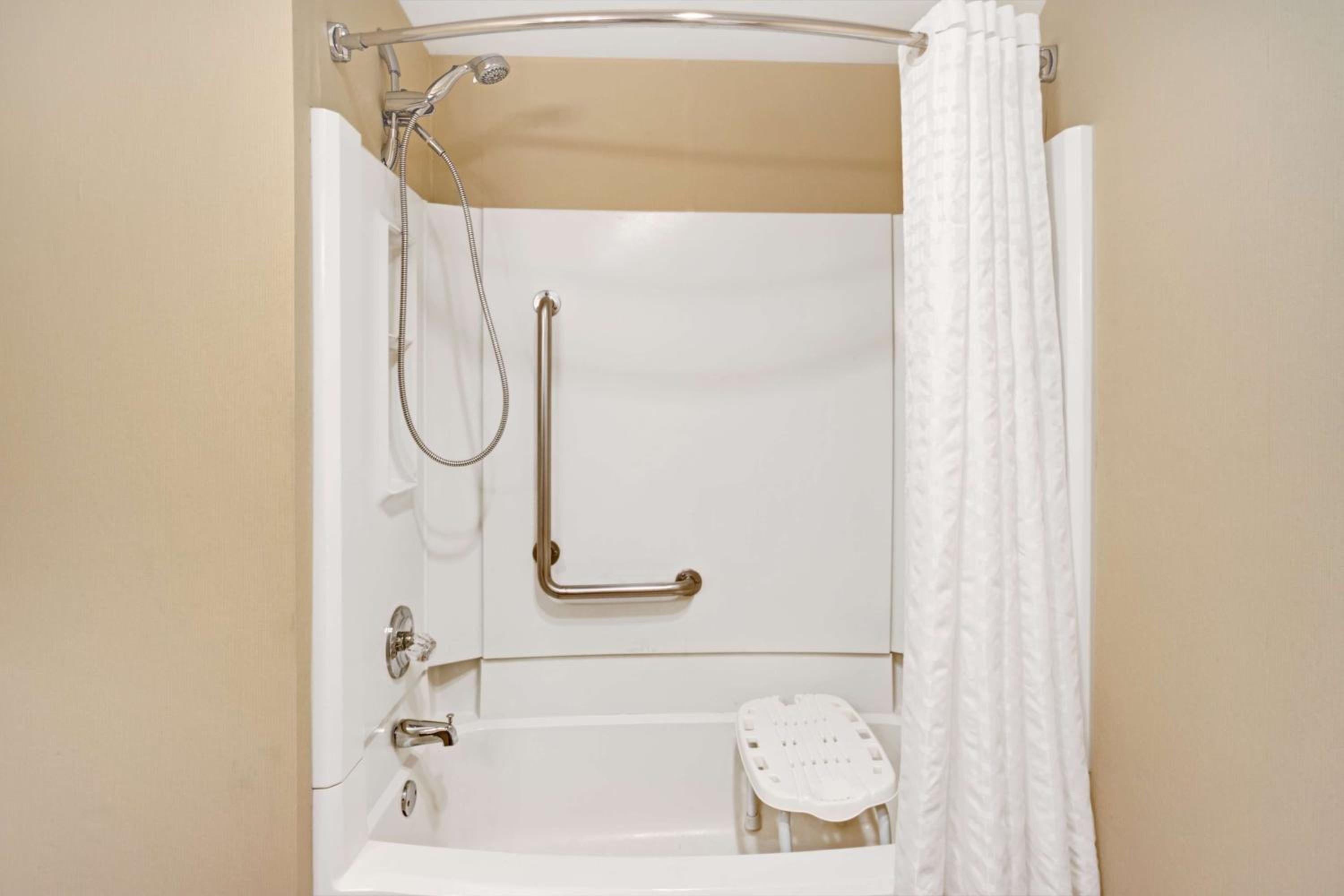 Deluxe Queen Room - Disability Access/Non-Smoking photo 3
