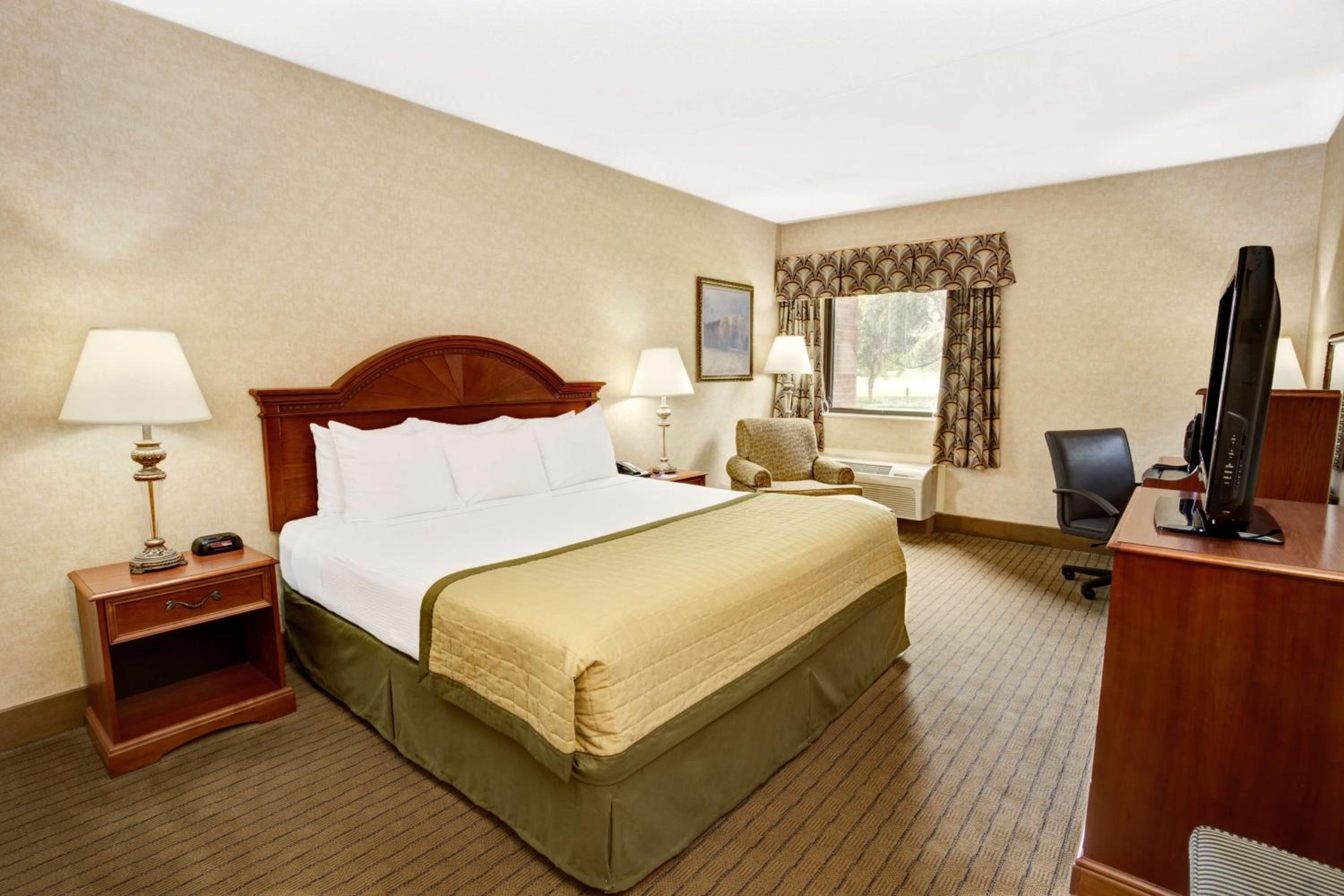 Deluxe Queen Room - Disability Access/Non-Smoking photo 1