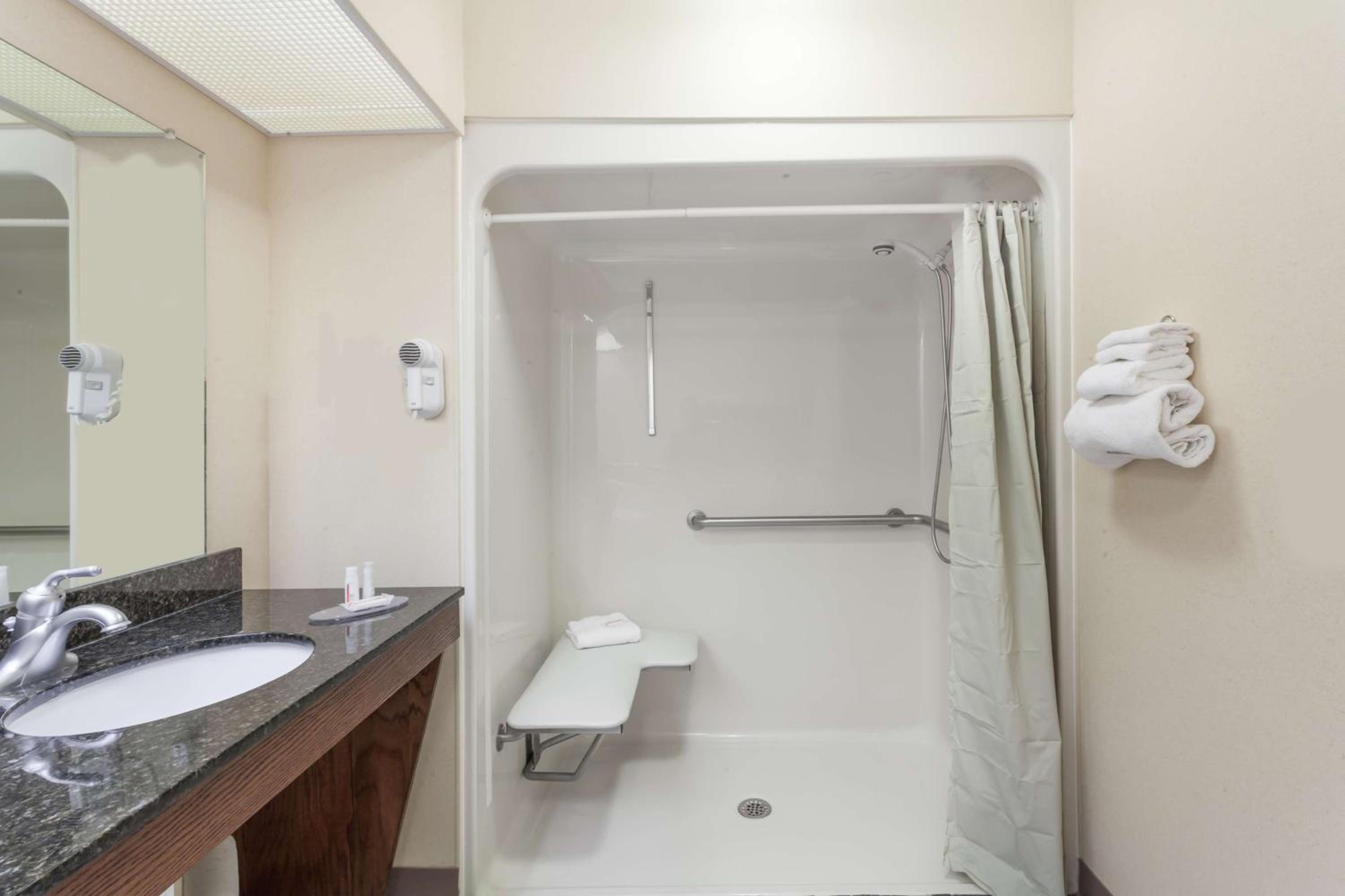 Deluxe Double Room with Two Double Beds - Non-Smoking - Photo 5