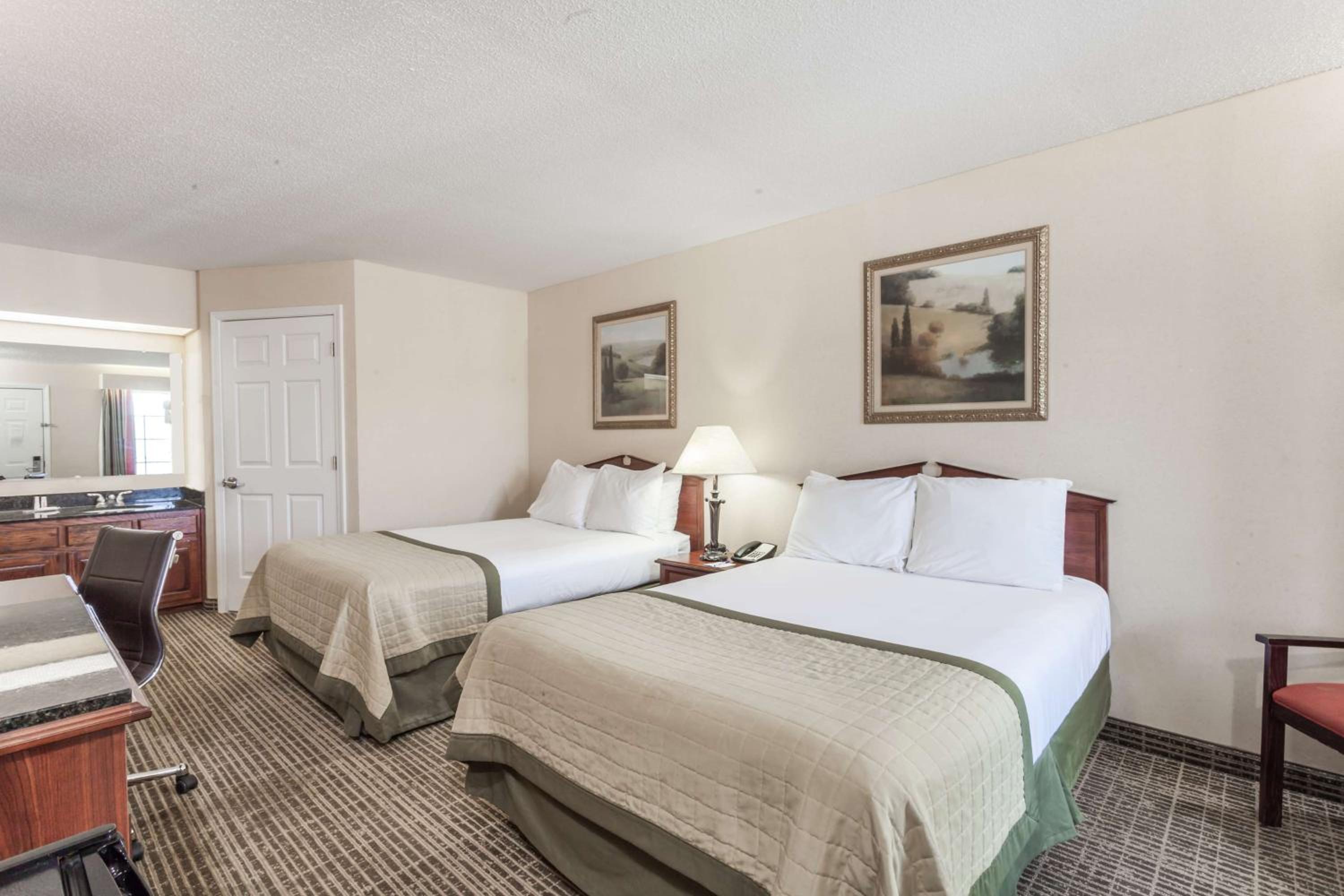 Deluxe Double Room with Two Double Beds - Non-Smoking - Photo 11