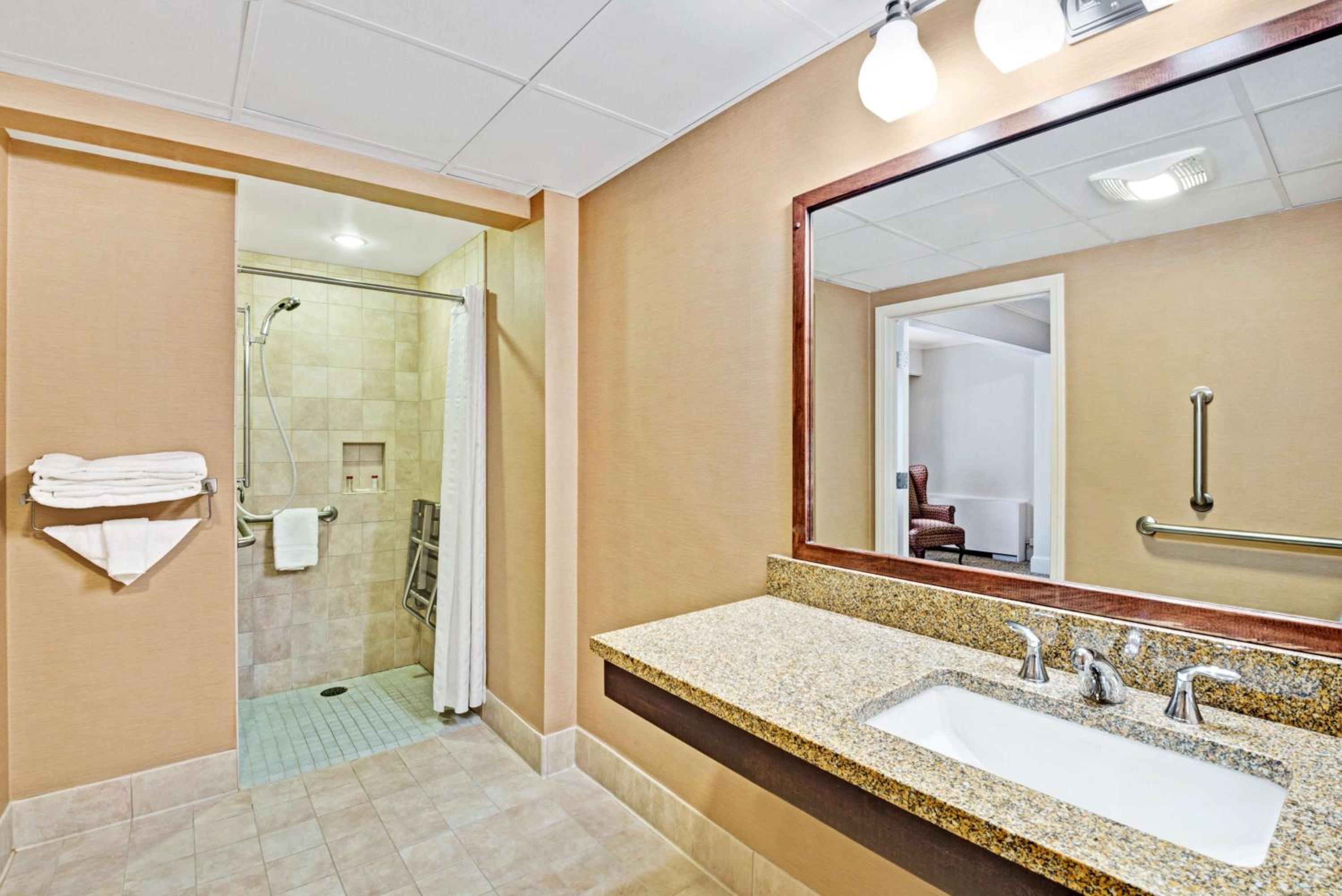 Double Room with Two Double Beds - Disability Access/Non-Smoking - Photo 2