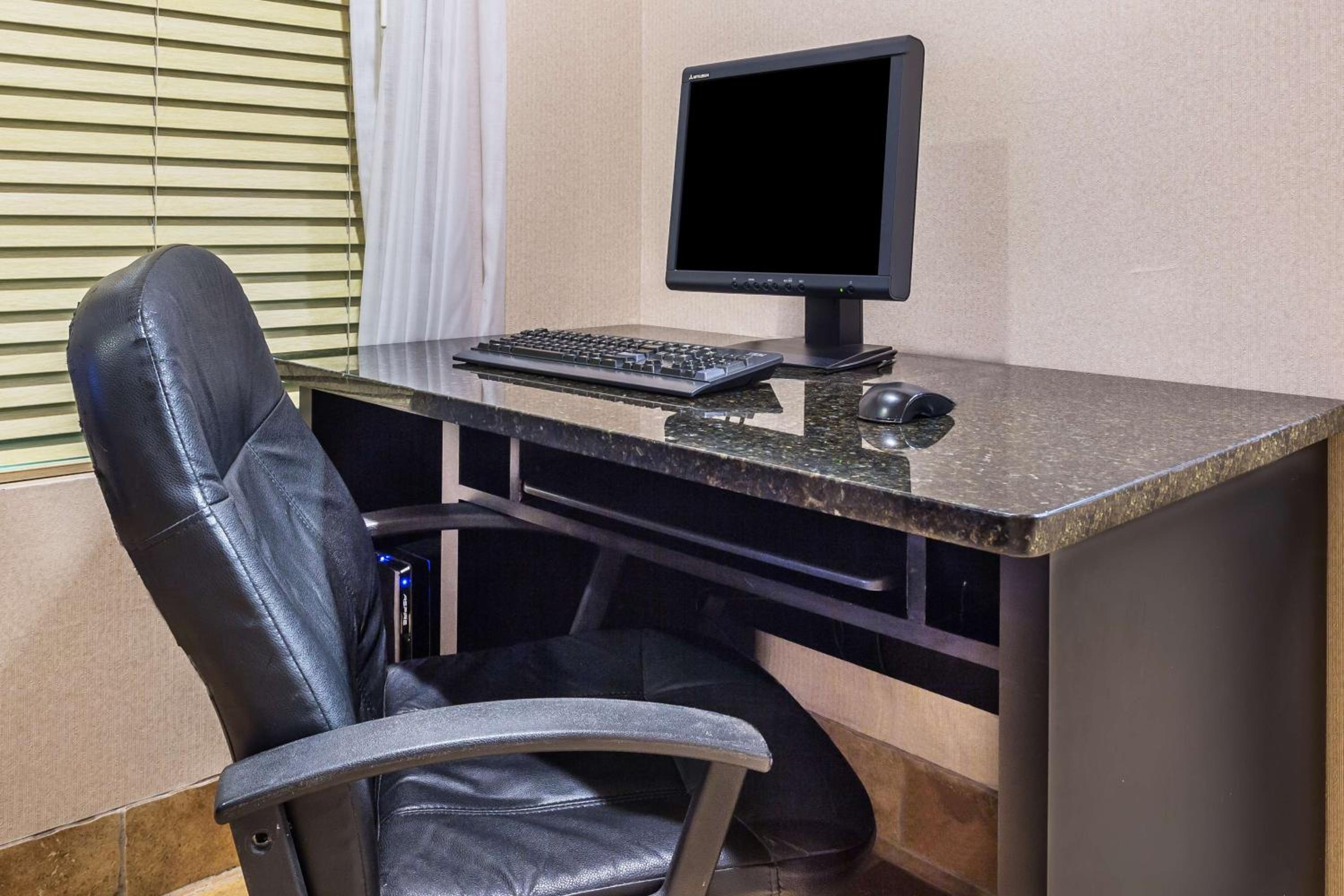 Studio Suite with Two Double Beds - Non-Smoking photo 3