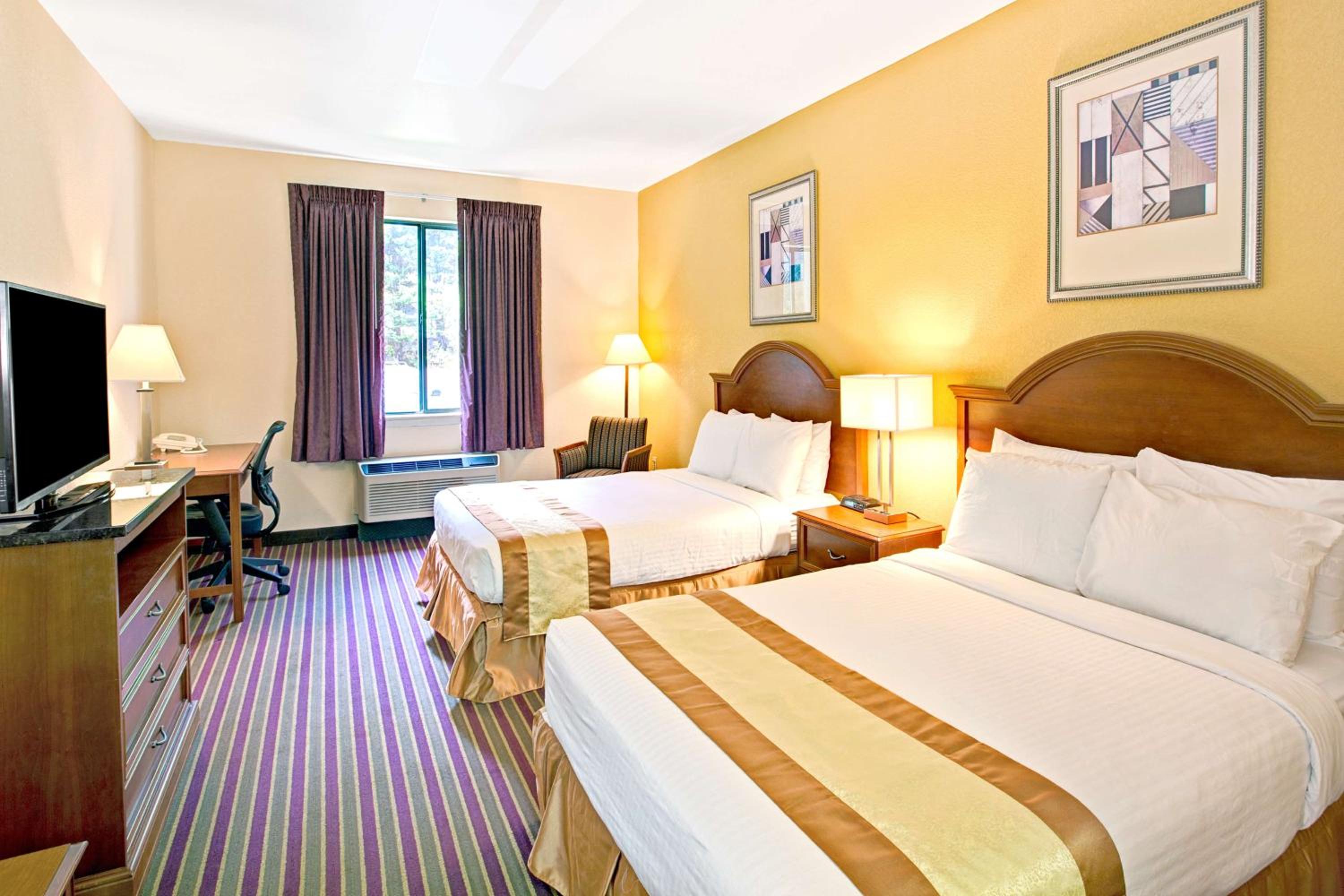 Double Room with Two Double Beds - Smoking - Photo 1