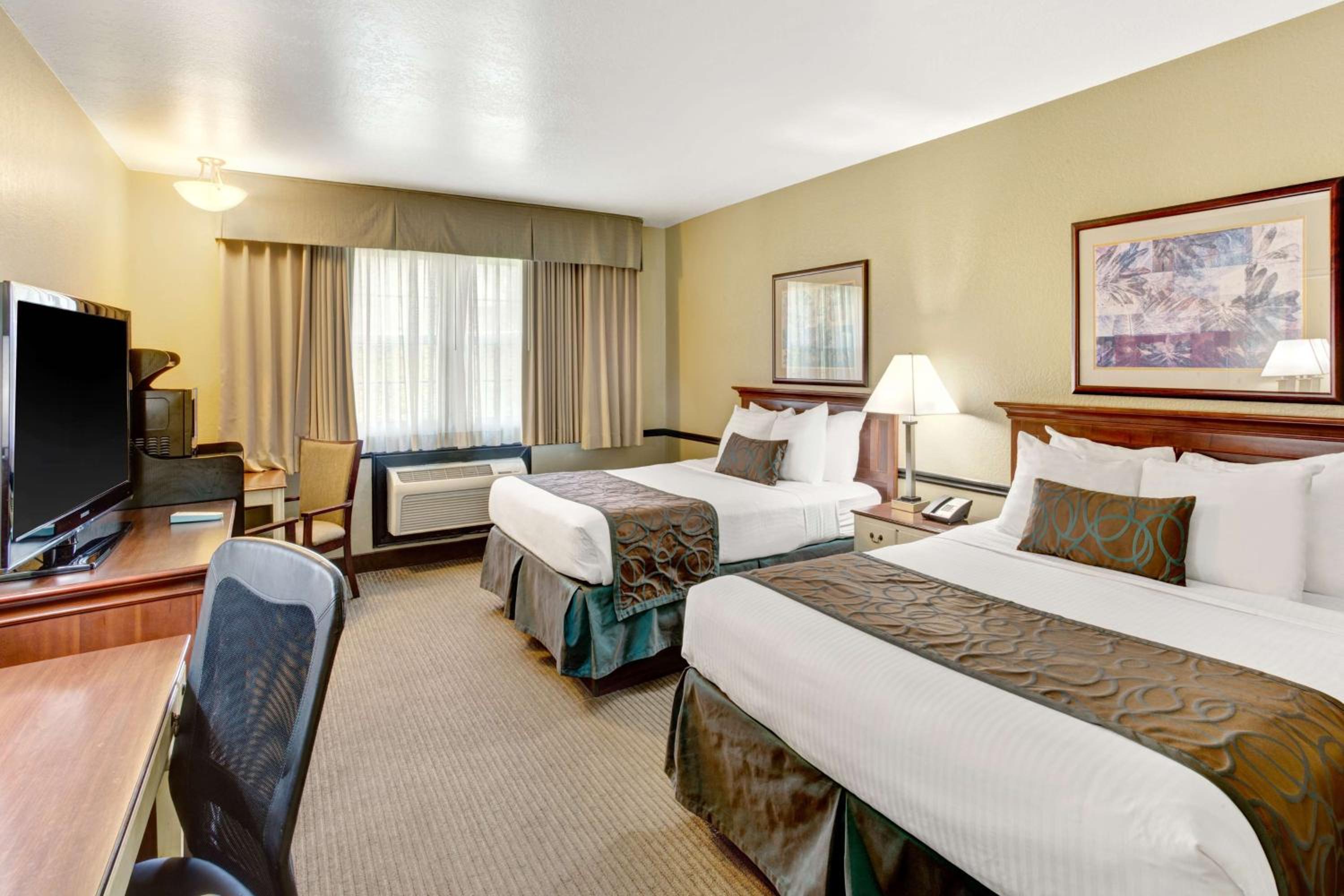 Queen Room with Two Queen Beds - Non-Smoking - Photo 1