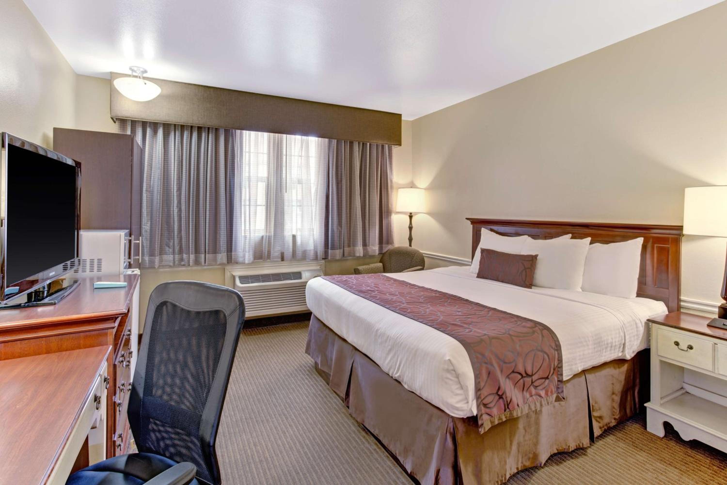 King Room - Non-Smoking - Photo 1