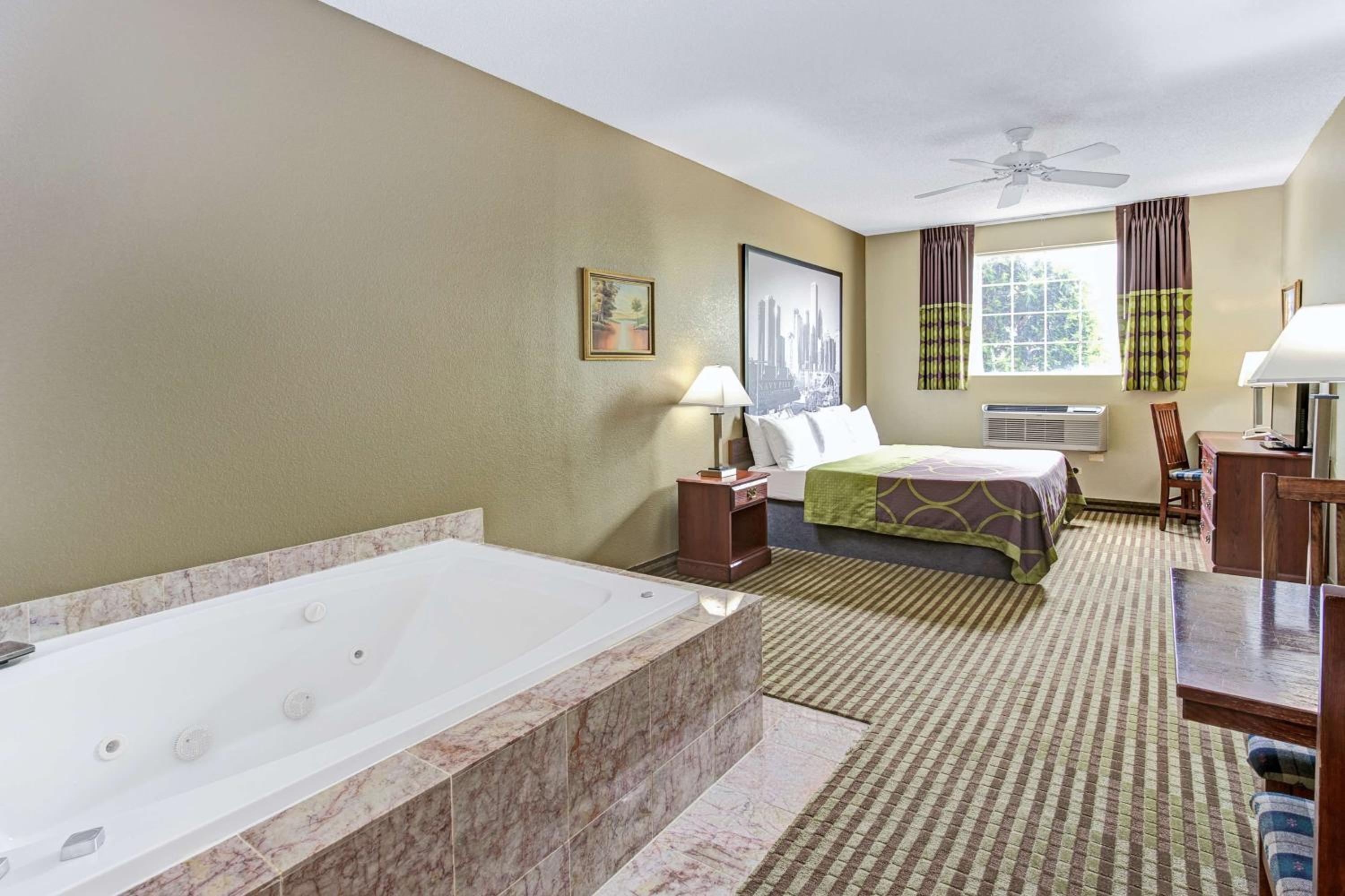 Deluxe Queen Suite - Non-Smoking - Photo 1