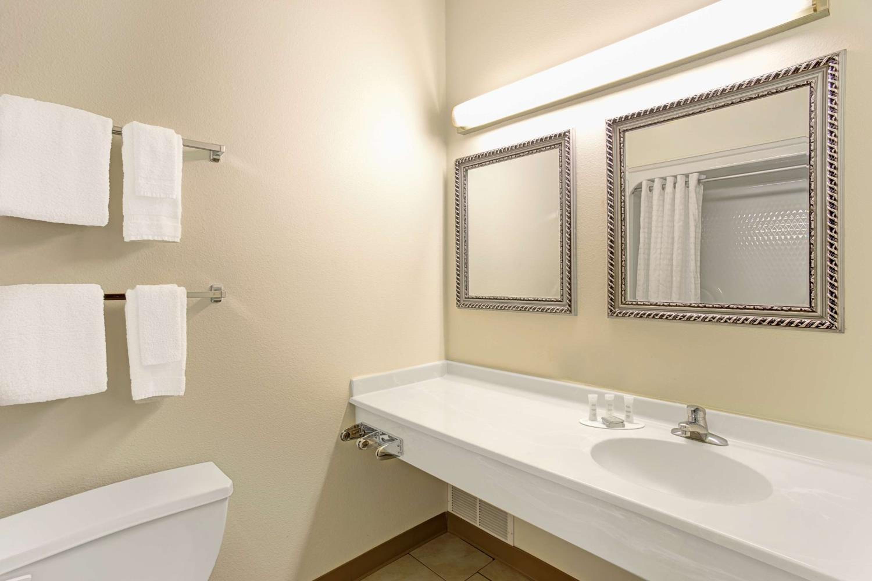 Queen Room - Non-Smoking - Photo 3