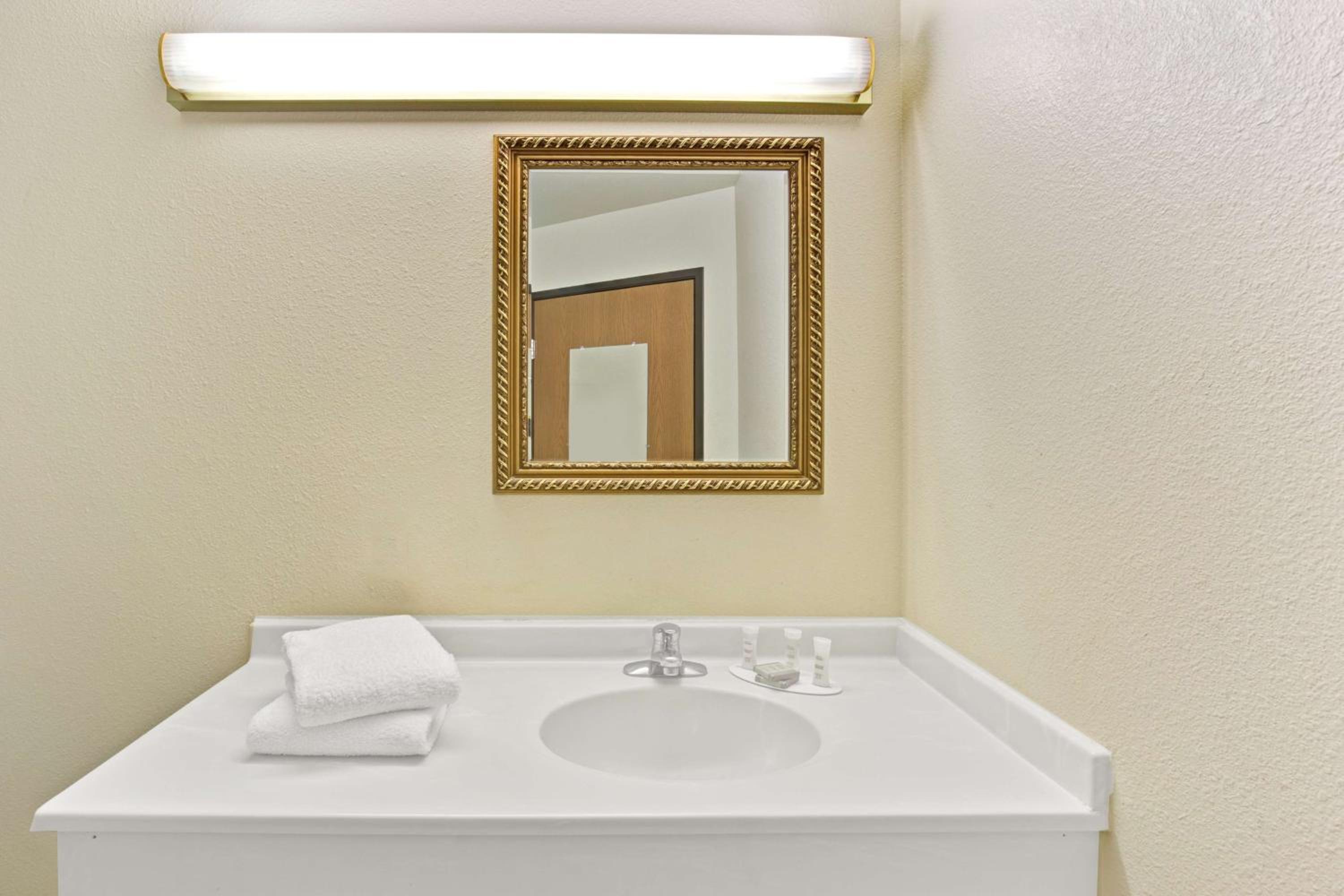 Queen Room - Non-Smoking - Photo 4