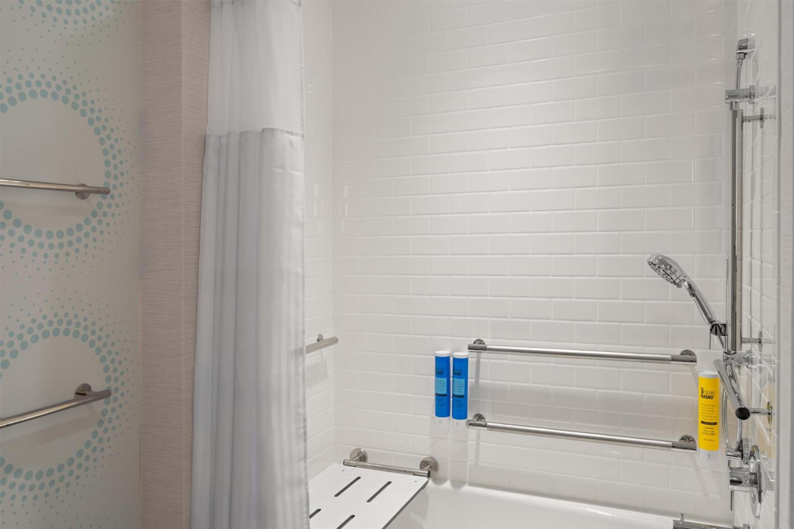 King Room with Bath Tub - Mobility Access - Photo 2