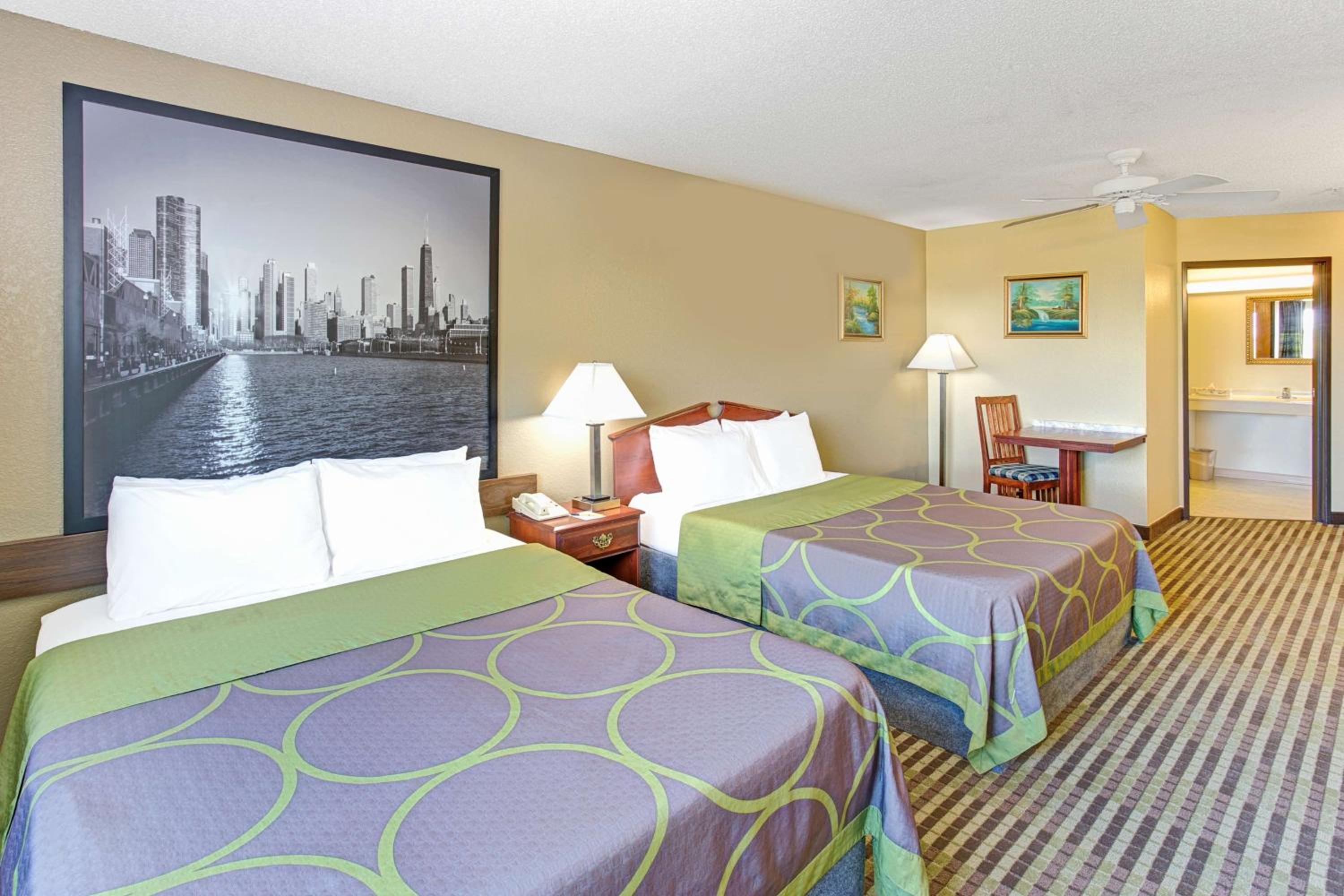 Queen Room with Two Queen Beds - Non-Smoking - Photo 3