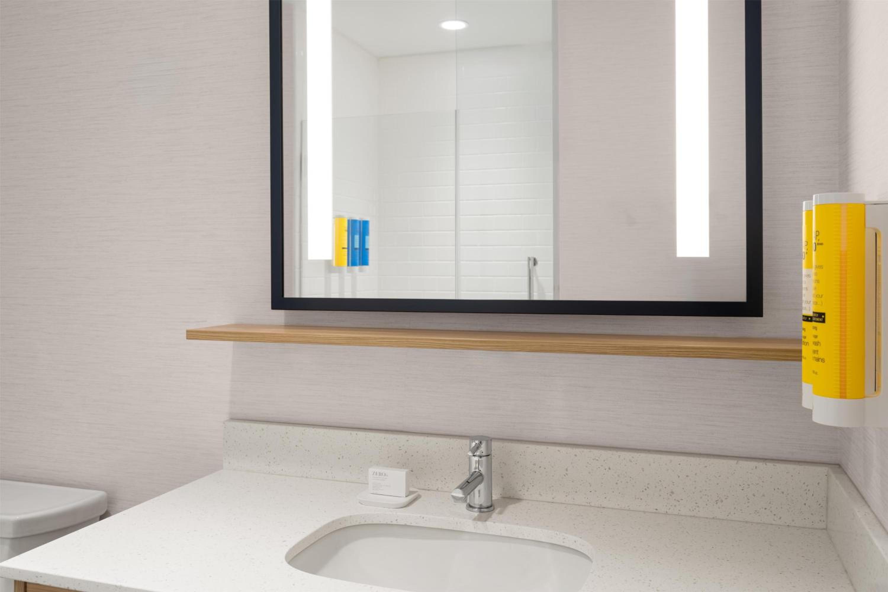 King Room with Walk-In Shower - Photo 3