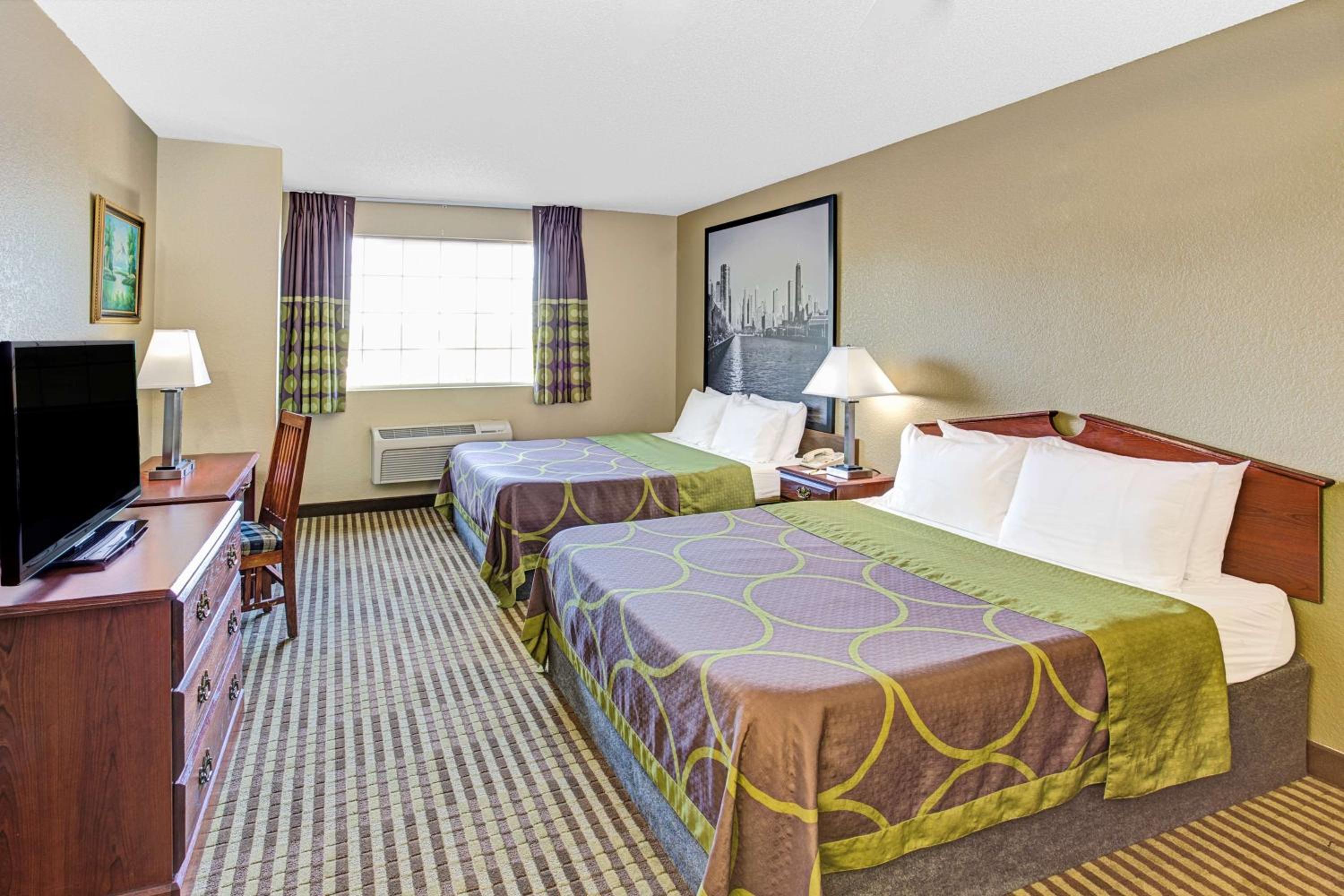 Queen Room with Two Queen Beds - Non-Smoking - Photo 2