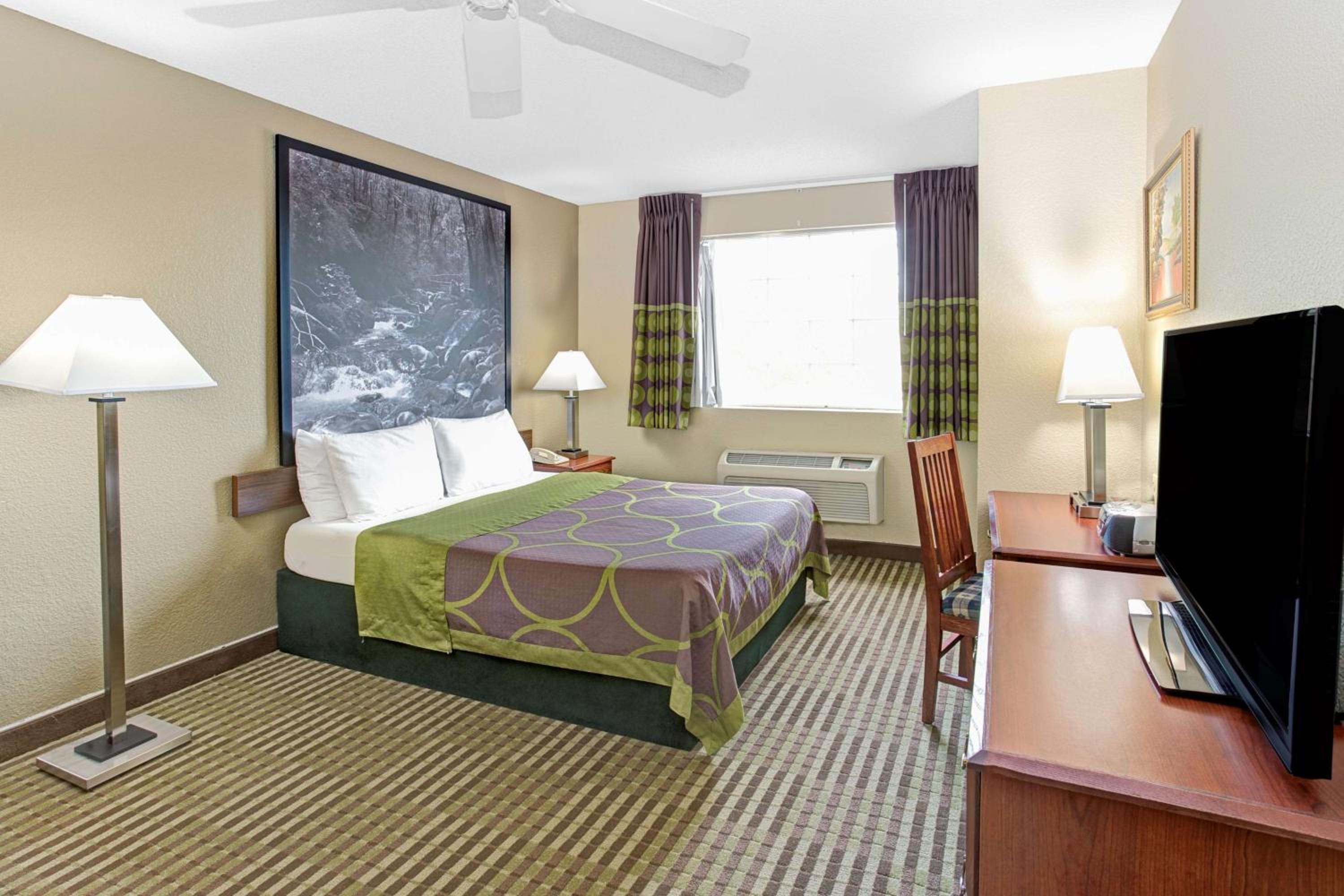Queen Room - Non-Smoking - Photo 1