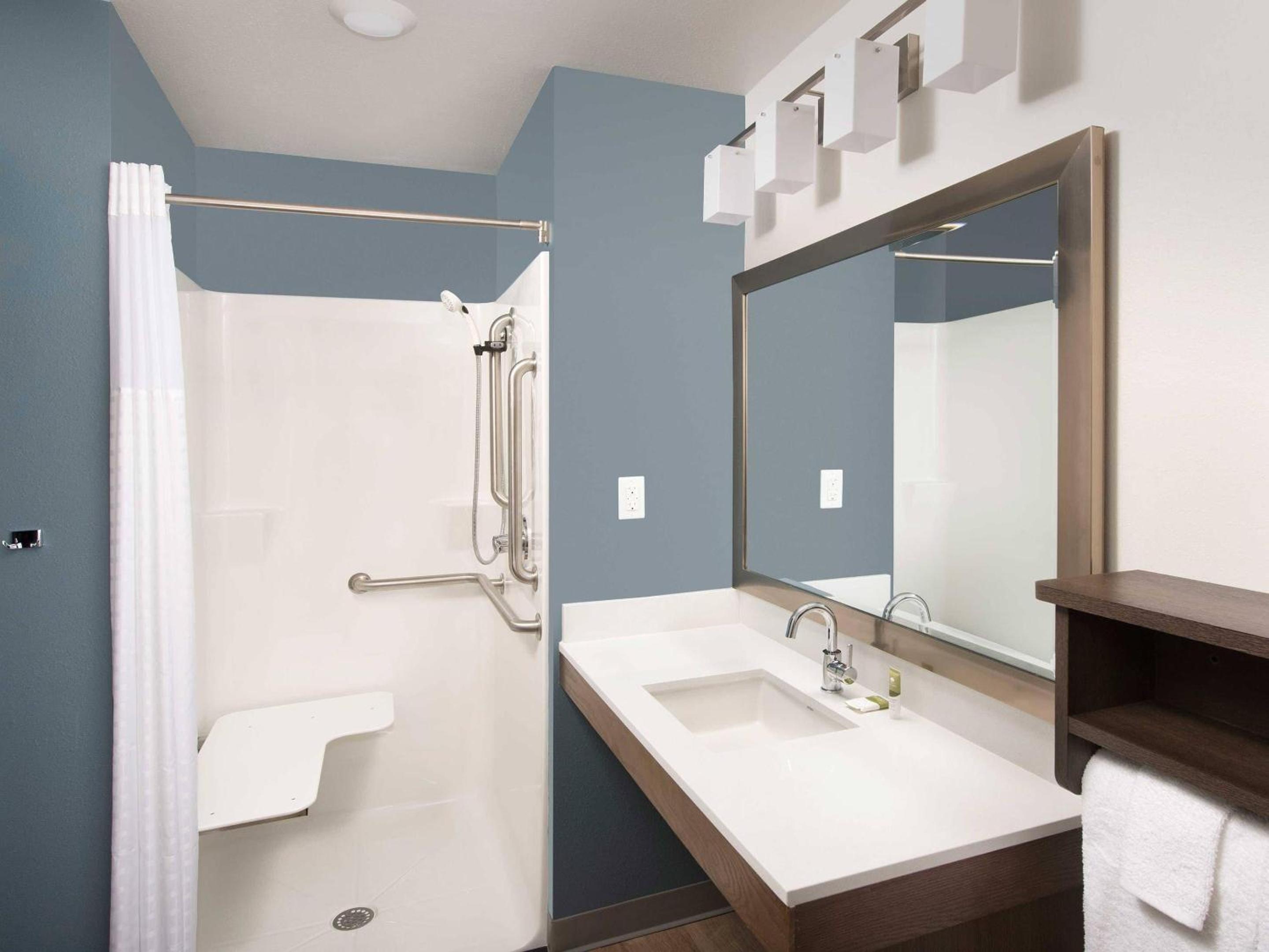 Queen Suite with Roll-In Shower - Disability Access/Non Smoking